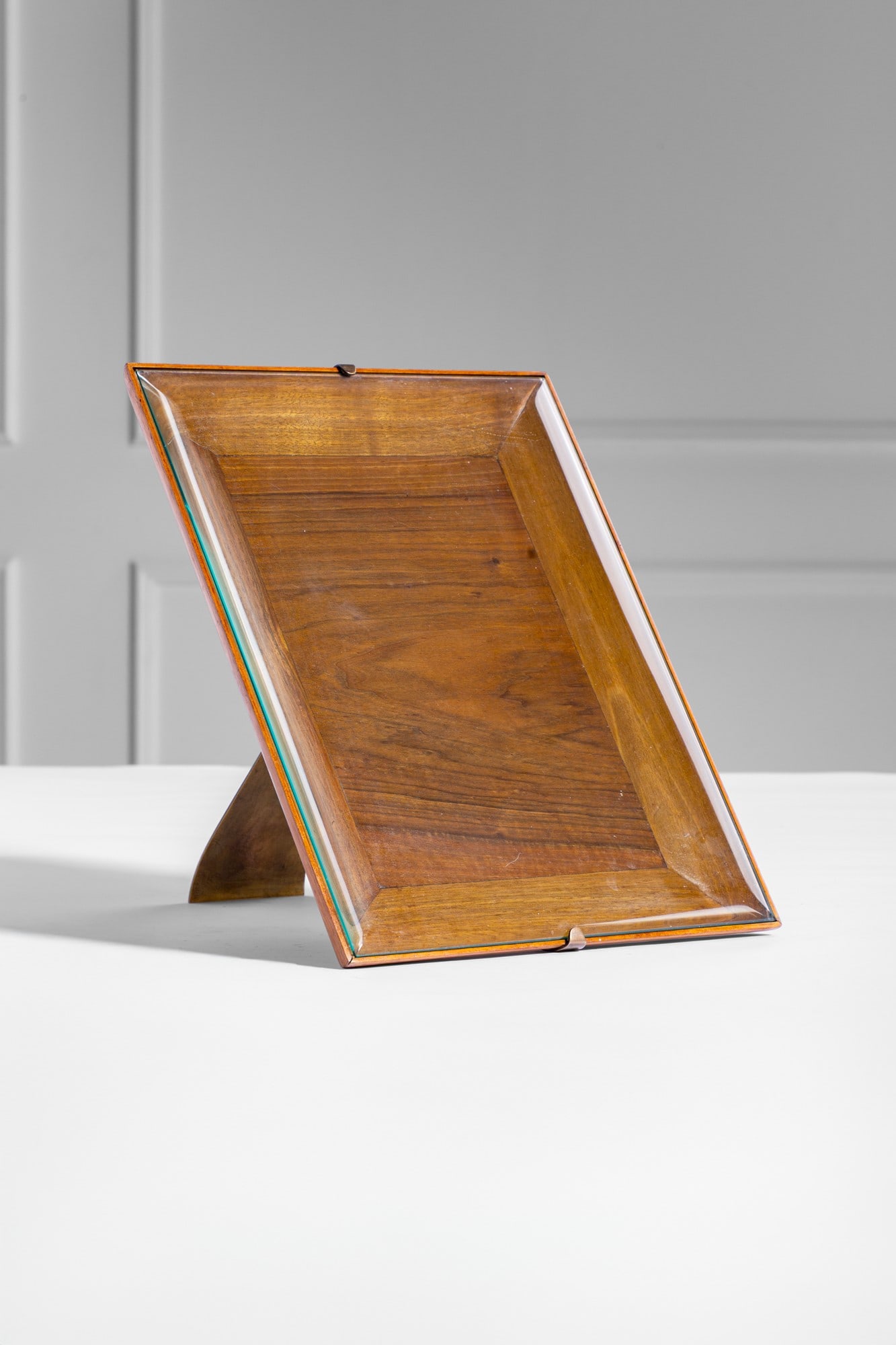 Pietro Chiesa. Cornice portafoto: Cornice portafotoLegno, ottone, cristallo curvato e molato.Prod. Fontana Arte, 1940 ca.cm 41x35x30