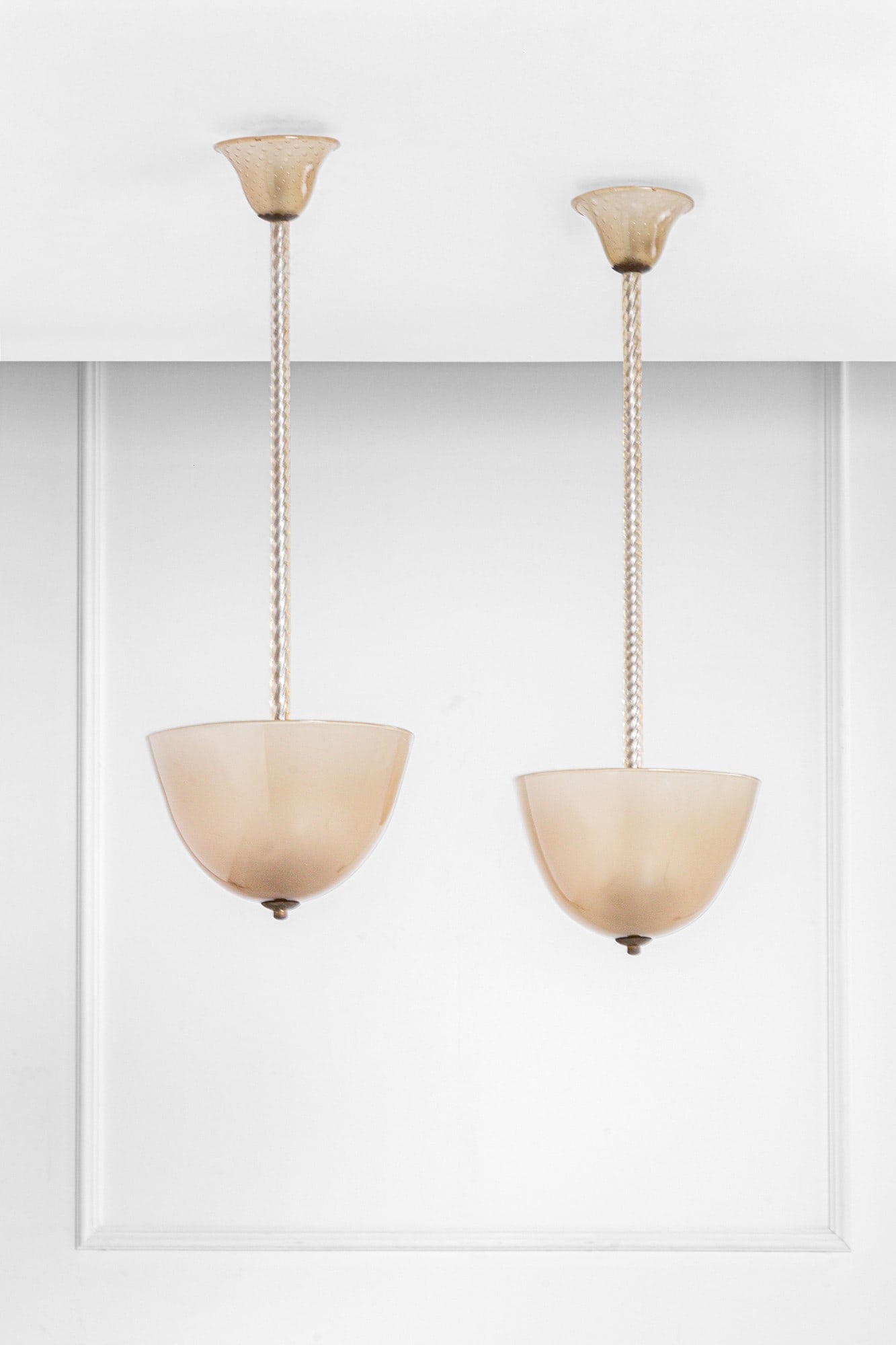 Barovier & Toso. Due lampade a sospensione in vetro di Murano: Due lampade a sospensione in vetro di MuranoVetro ambra, vetro cordonato con inclusioni d'oro, vetro a bollicine.Murano, 1930 ca.cm h 98, diam. 35
