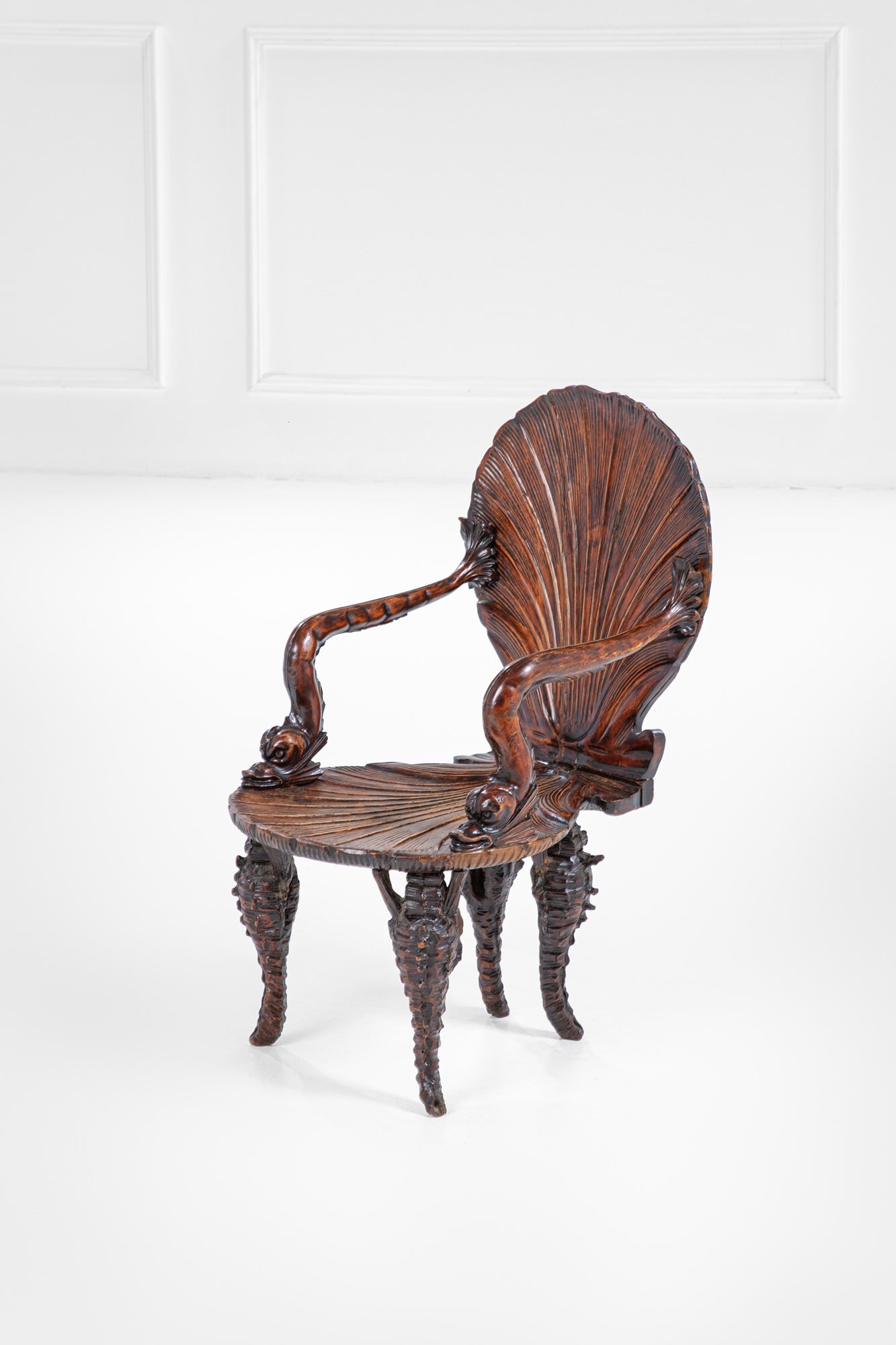 Seduta a conchiglia: Seduta a conchigliaLegno massello sagomato e scolpito.1910 ca.cm 76x42x52