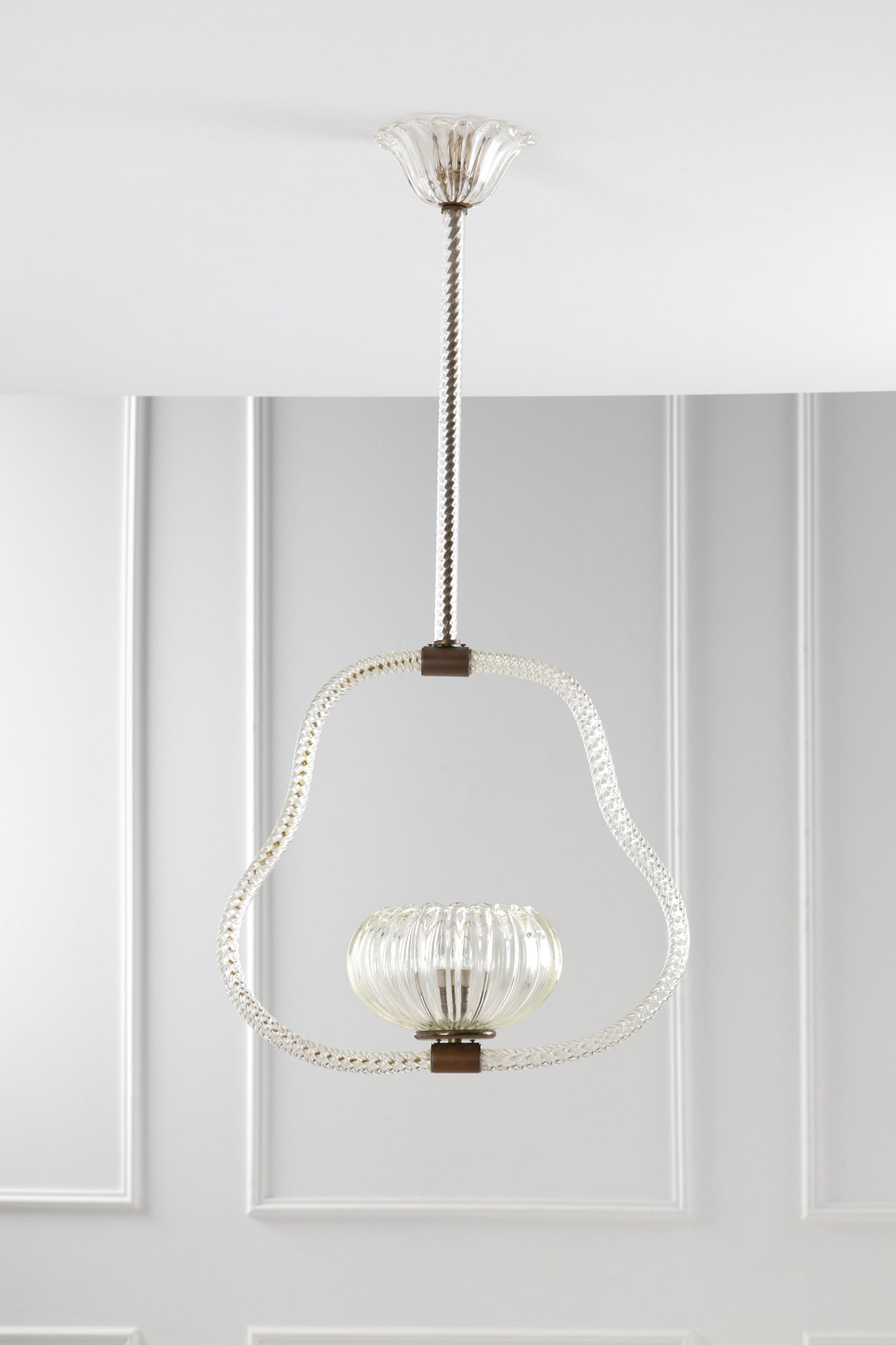 Barovier & Toso. Grande lampada a sospensione: Grande lampada a sospensioneVetro soffiato trasparente costolato e a torciglione, ottone.Prod. Barovier & Toso, 1940 ca.cm 100x50x24