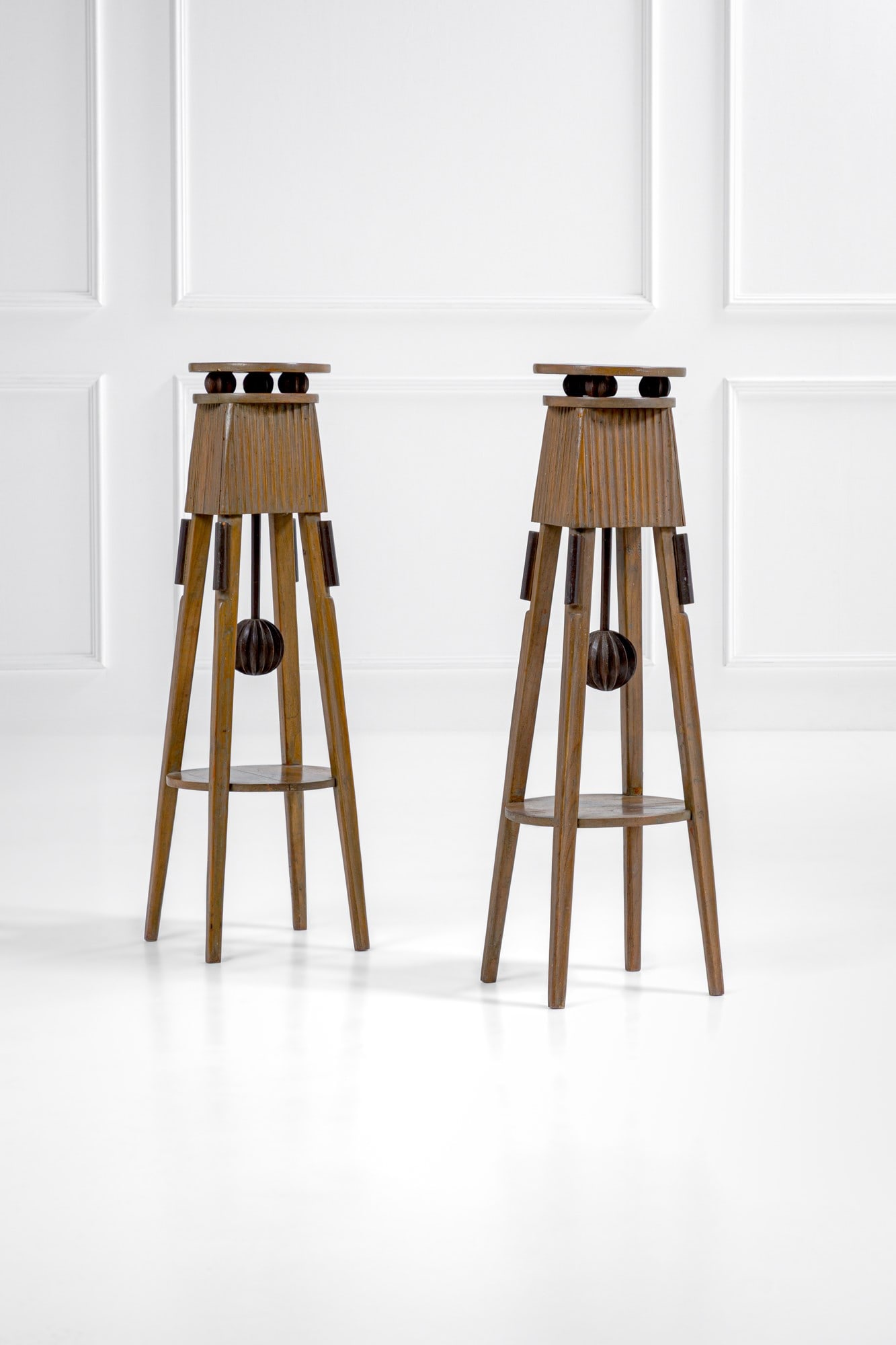 Due portapiante déco: Due portapiante décoElementi in legno massello naturale e tinto scolpiti e sagomati.1930 ca.h cm 104, diam. cm 32