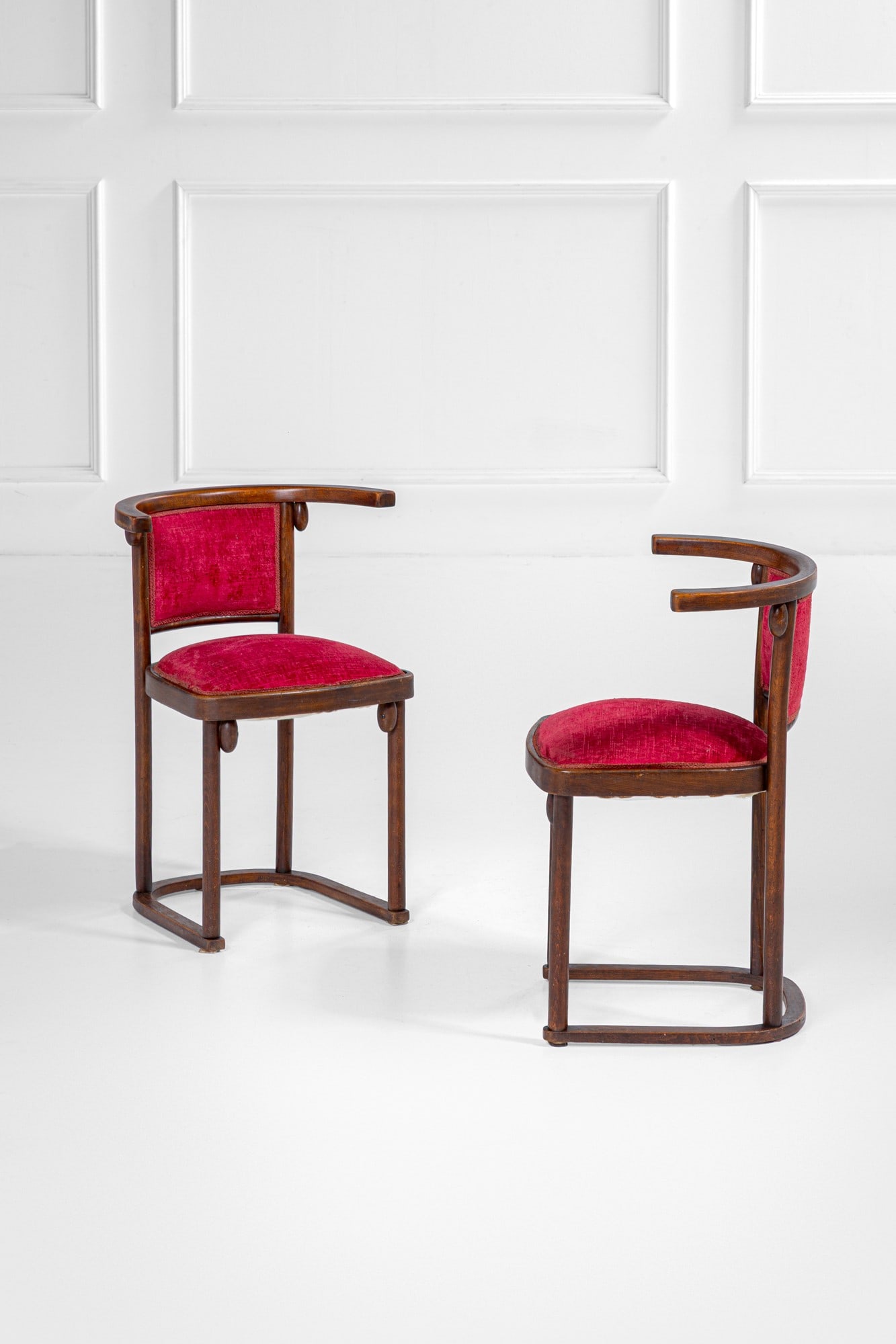 Josef Hoffmann. Due sedie: Due sedieLegno curvato.Prod.Thonet, 1910 ca.Etichetta del produttore.cm 74x55x44