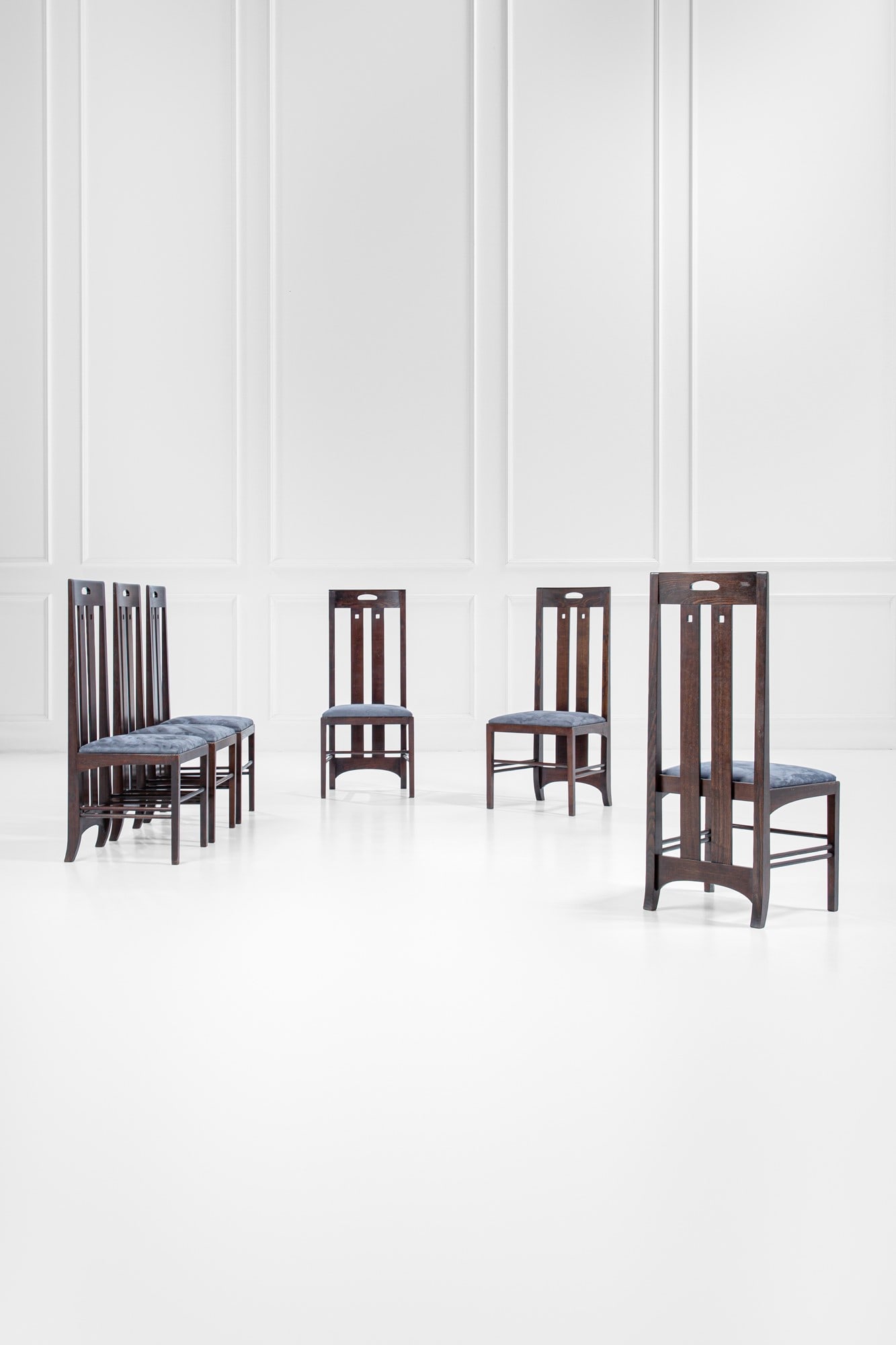Charles Rennie Mackintosh. Sei sedie mod. 309 Ingram chair: Sei sedie mod. 309 Ingram chairLegno laccato, tessuto.Prod. Cassina, dal 1975 al 1996.Marchio del produttore e numeri di serie.cm 106x47x43BIBLIOGRAFIA: Giampiero Bosoni, Made in Cassina, Skira,