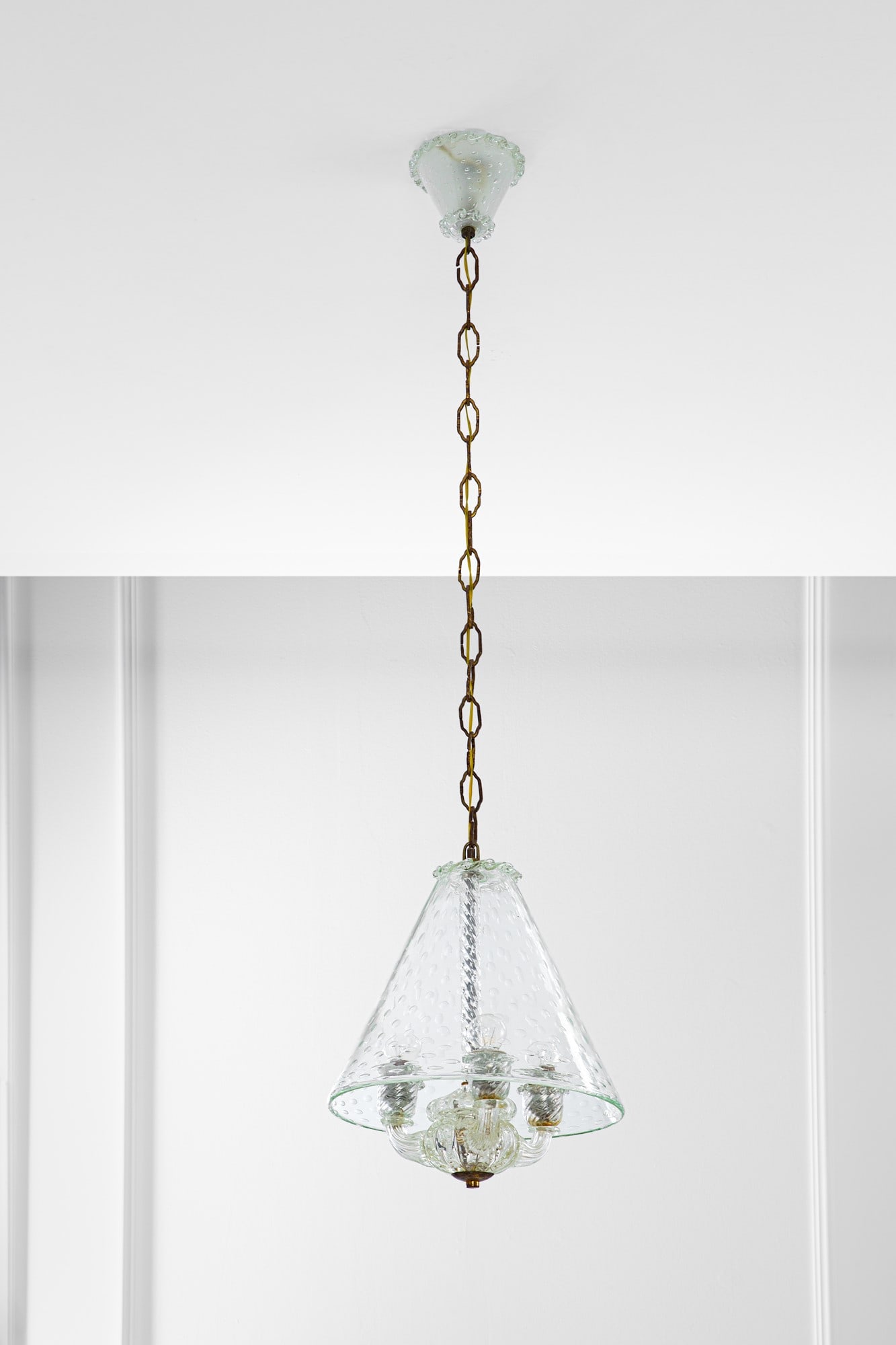 Barovier & Toso. Lampadario: LampadarioVetro trasparente a bollicine, vetro satinato a bollicine, vetro cordonato, ottone.Prod. Barovier & Toso, 1940 ca.h cm 125, diam. cm 33