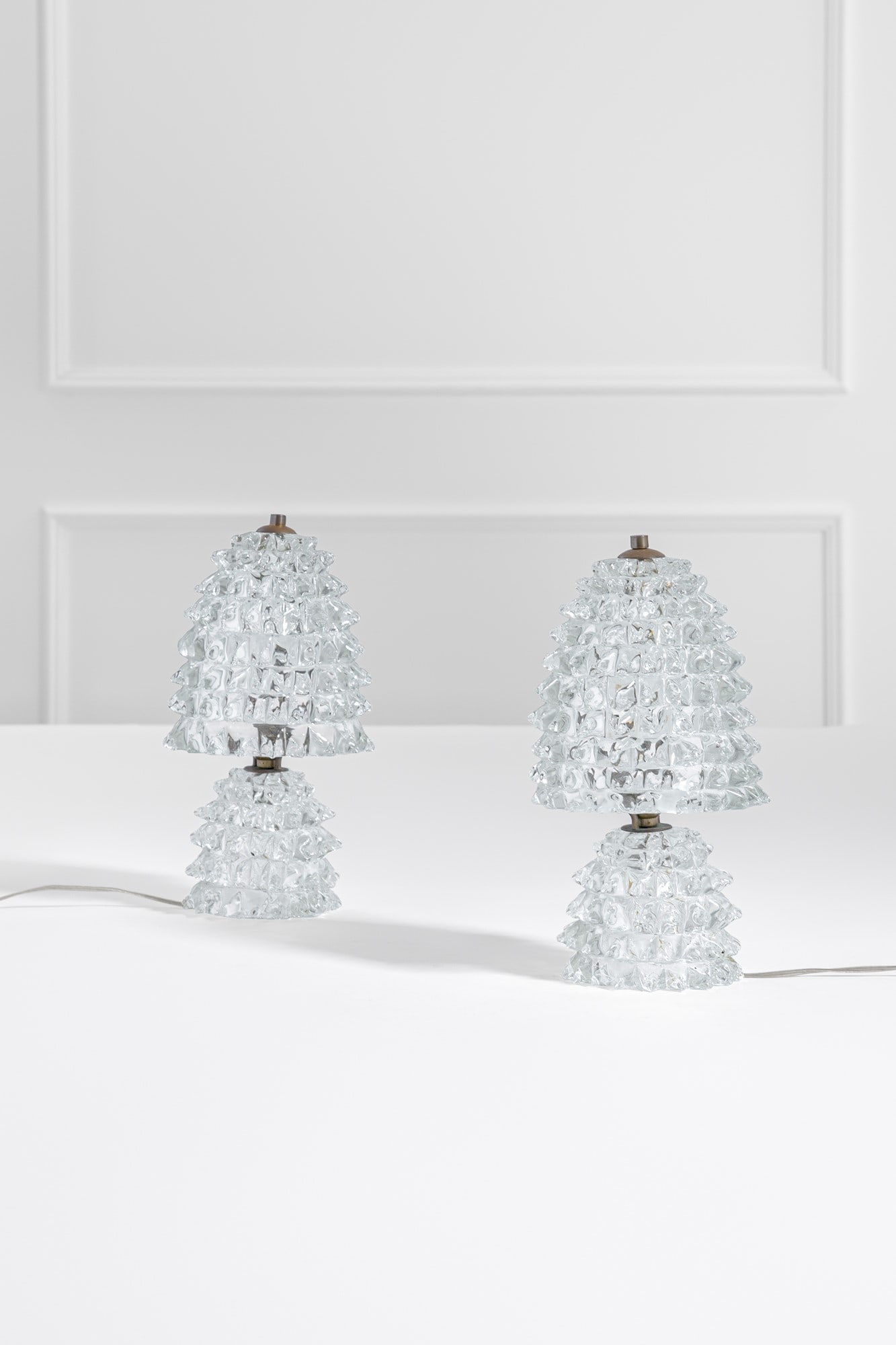 Barovier & Toso. Due lampade tavolo in vetro rostrato: Due lampade da tavoloVetro rostrato, ottone.Prod. Barovier & Toso, 1940 ca.h 27, diam. 13,5 cm