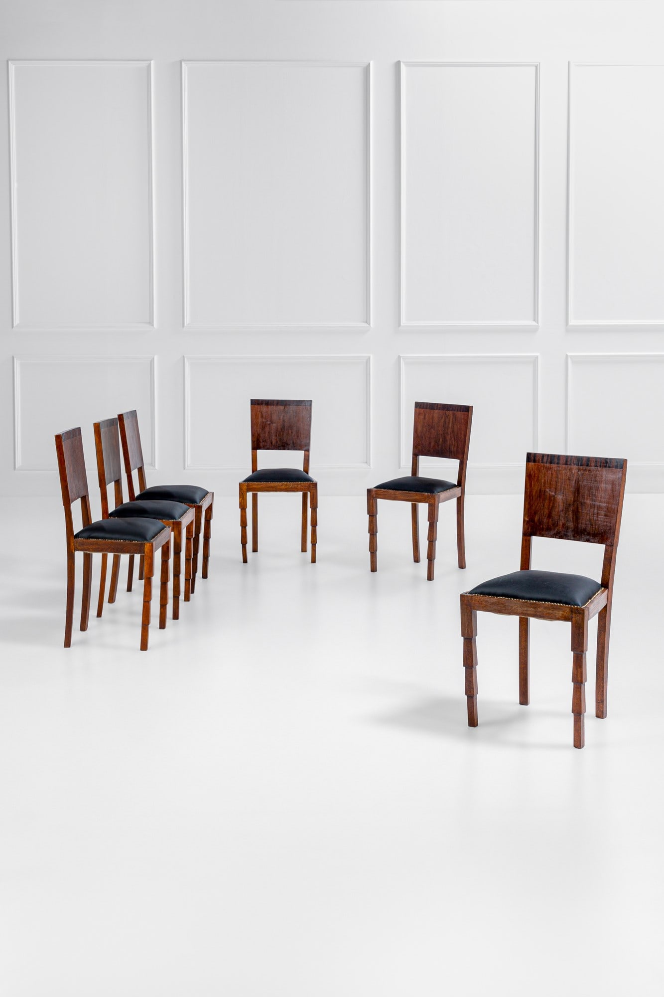 Sei sedie déco: Sei sedie décoLegno massello scolpito, legno impiallacciato, pelle.Francia, 1940 ca.cm 87x43x37