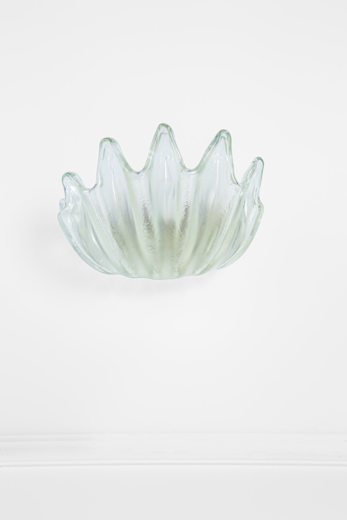 Barovier & Toso. Lampada da parete: Lampada da pareteVetro di Murano trasparente fortemente iridato con profonde costolature, metallo.Prod. Barovier & Toso, 1940 ca.cm 12x28x22