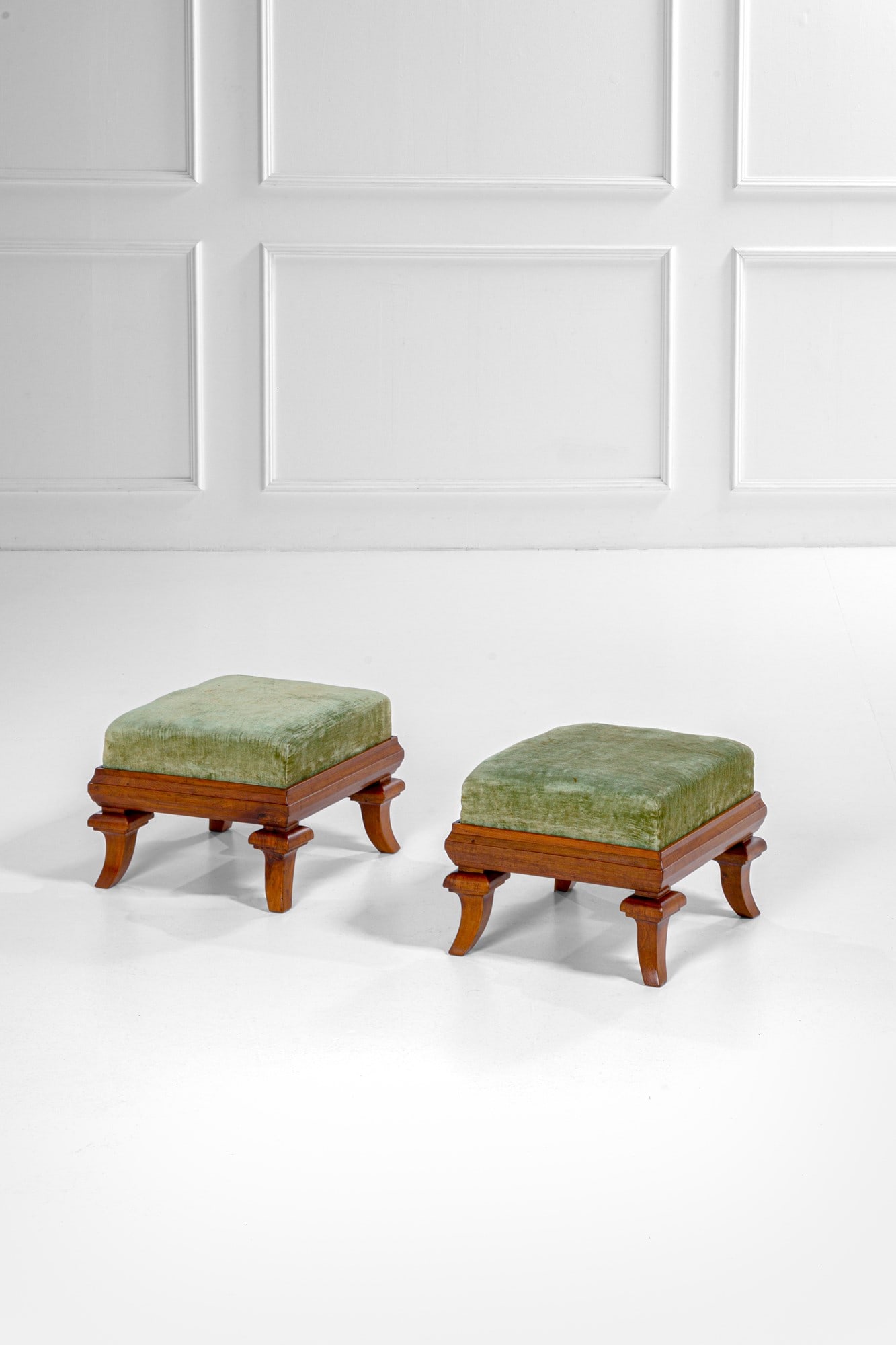 Due sgabelli déco: Due sgabelli décoLegno massello sagomato, tessuto.1930 ca.cm 37x47x47