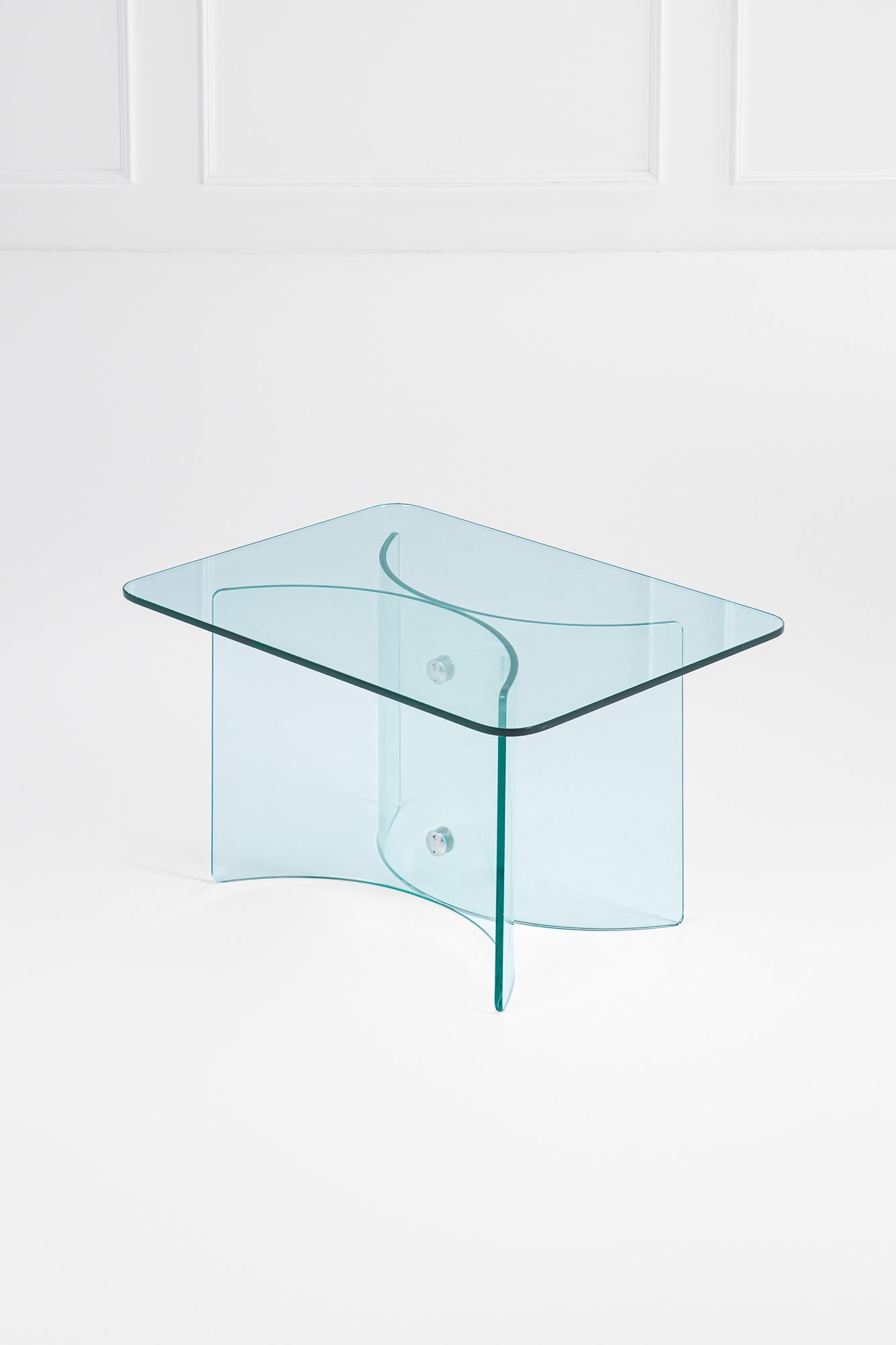 Pietro Chiesa. Tavolino: TavolinoLastre di vetro molato e curvato, metallo cromato.Prod. Fontana Arte, disegno degli anni '30, edizione del 1980 ca.cm 48x65x85