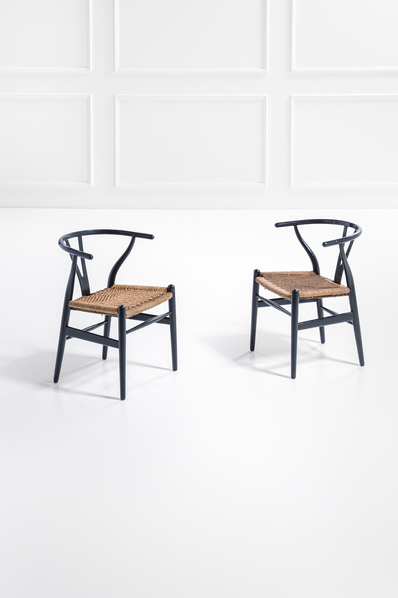 Hans Wegner. Due sedie mod. CH24 Wishbone: Due sedie mod. CH24 Wishbone Legno laccato, seduta in corda di canapa intrecciata. Prod. Carl Hansen & Son, Danimarca, dal 1950 Etichetta del produttore. cm 73x58x51 BIBLIOGRAFIA: C. & P. Fiell, 1000