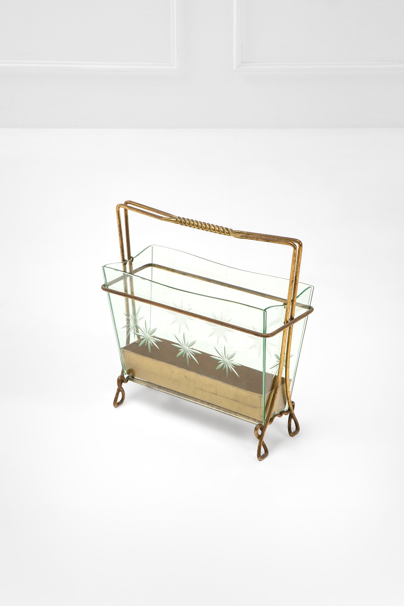 Cristal Art. Portariviste mod. 1414: Portariviste mod. 1414Ottone, vetro trasparente molato e inciso.Prod. Cristal Art, 1950 ca.cm 55x53x20BIBLIOGRAFIA: D. Alaimo, Cristal Art. La lavorazione artistica del cristallo a Torino, ed.