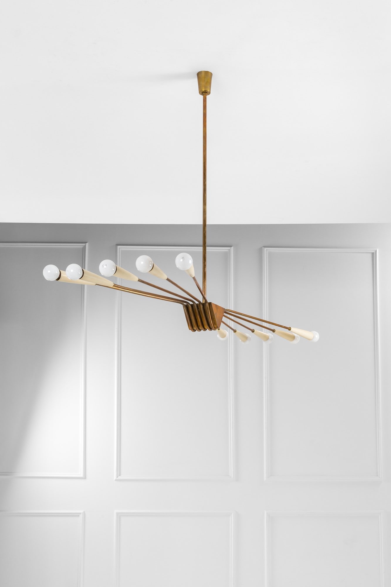 Oscar Torlasco (attr.). Lampadario: LampadarioOttone, metallo verniciato.1950 ca.cm 89x115x40