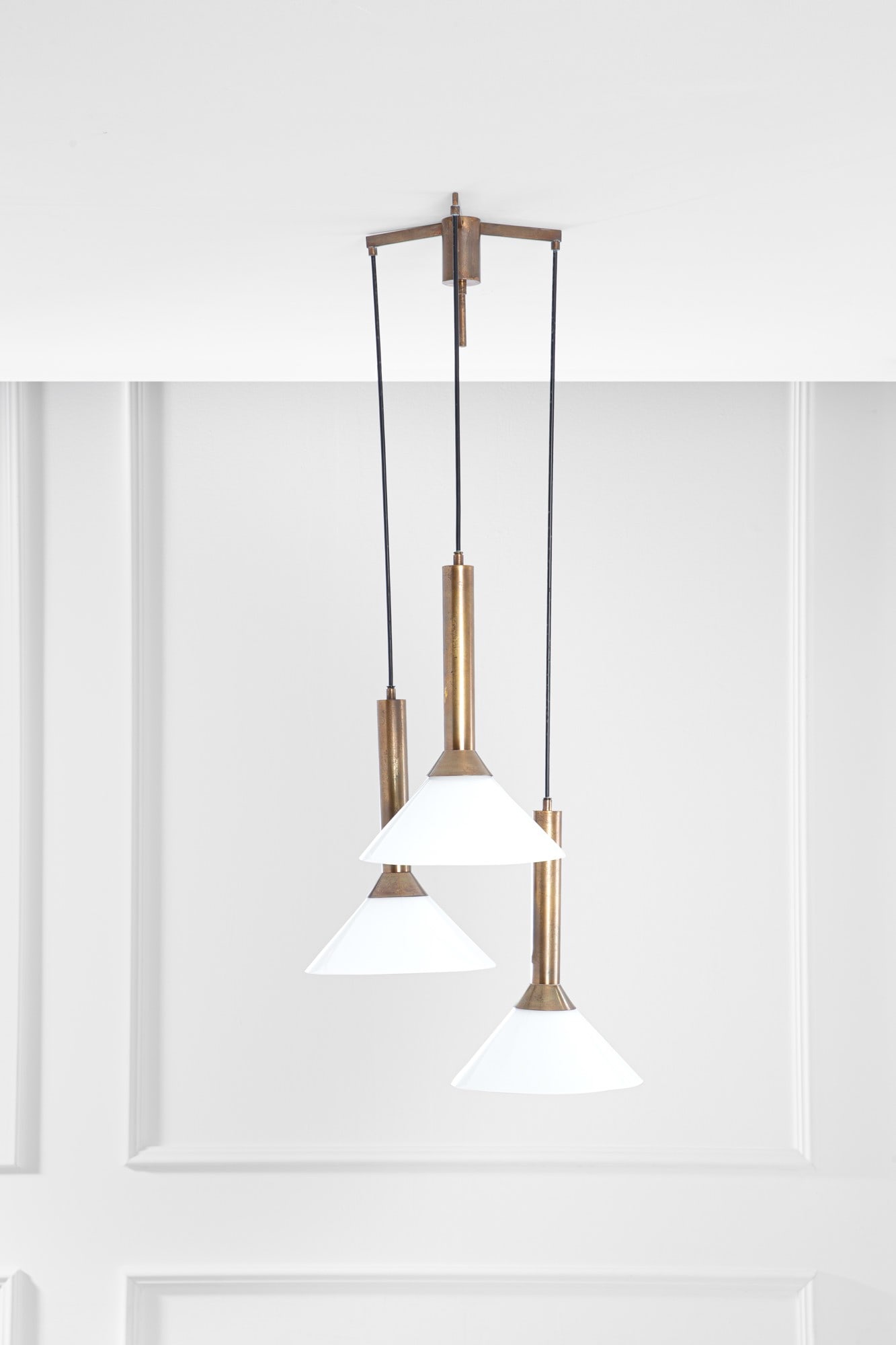 Lampadario a tre sospensioni: Lampadario a tre sospensioniOttone, vetro opalino.1950 ca.h cm 111, diam. cm 50