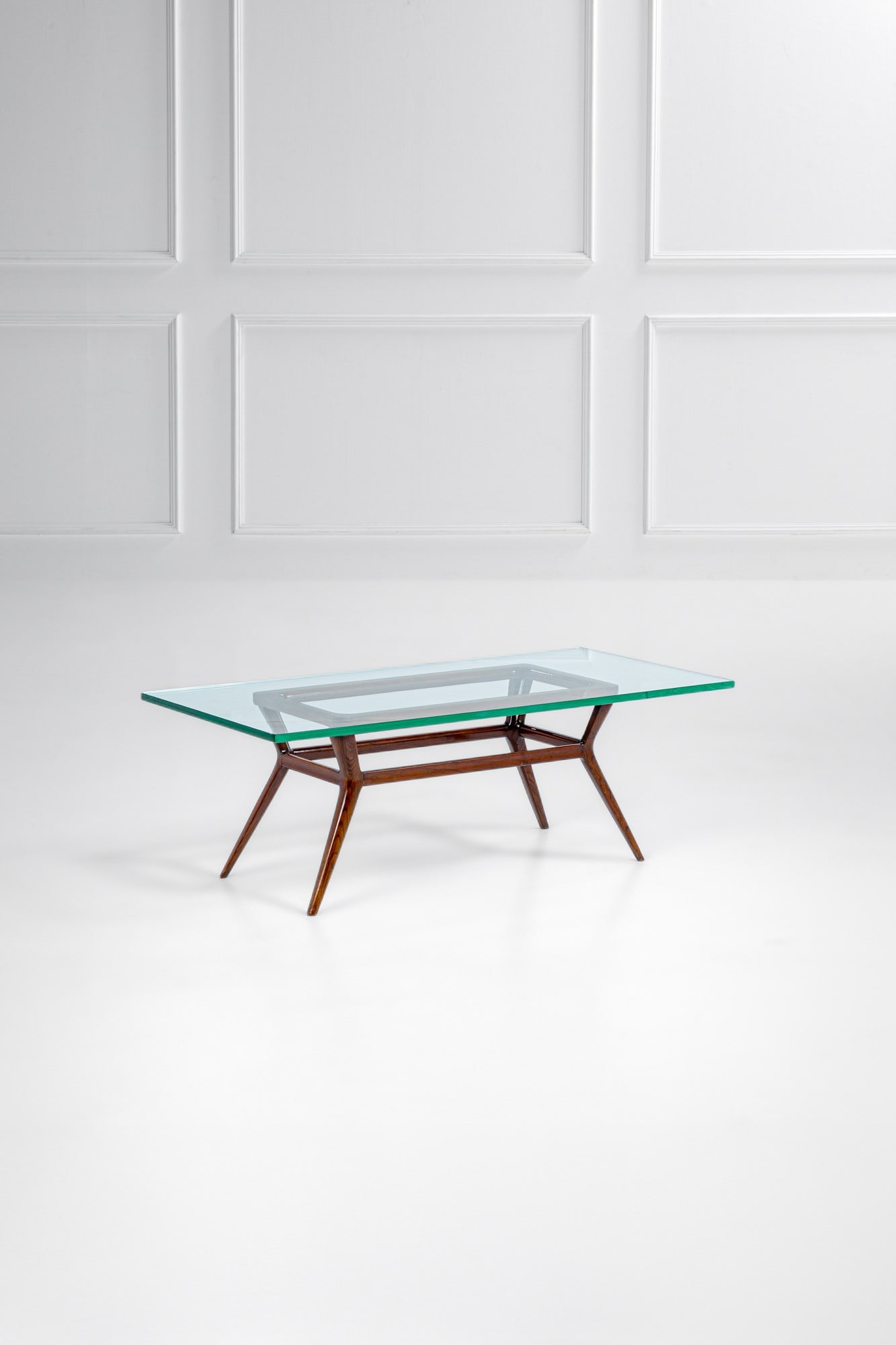 Tavolino: Tavolino Legno massello verniciato, cristallo molato. 1950 ca. cm 41x116x56