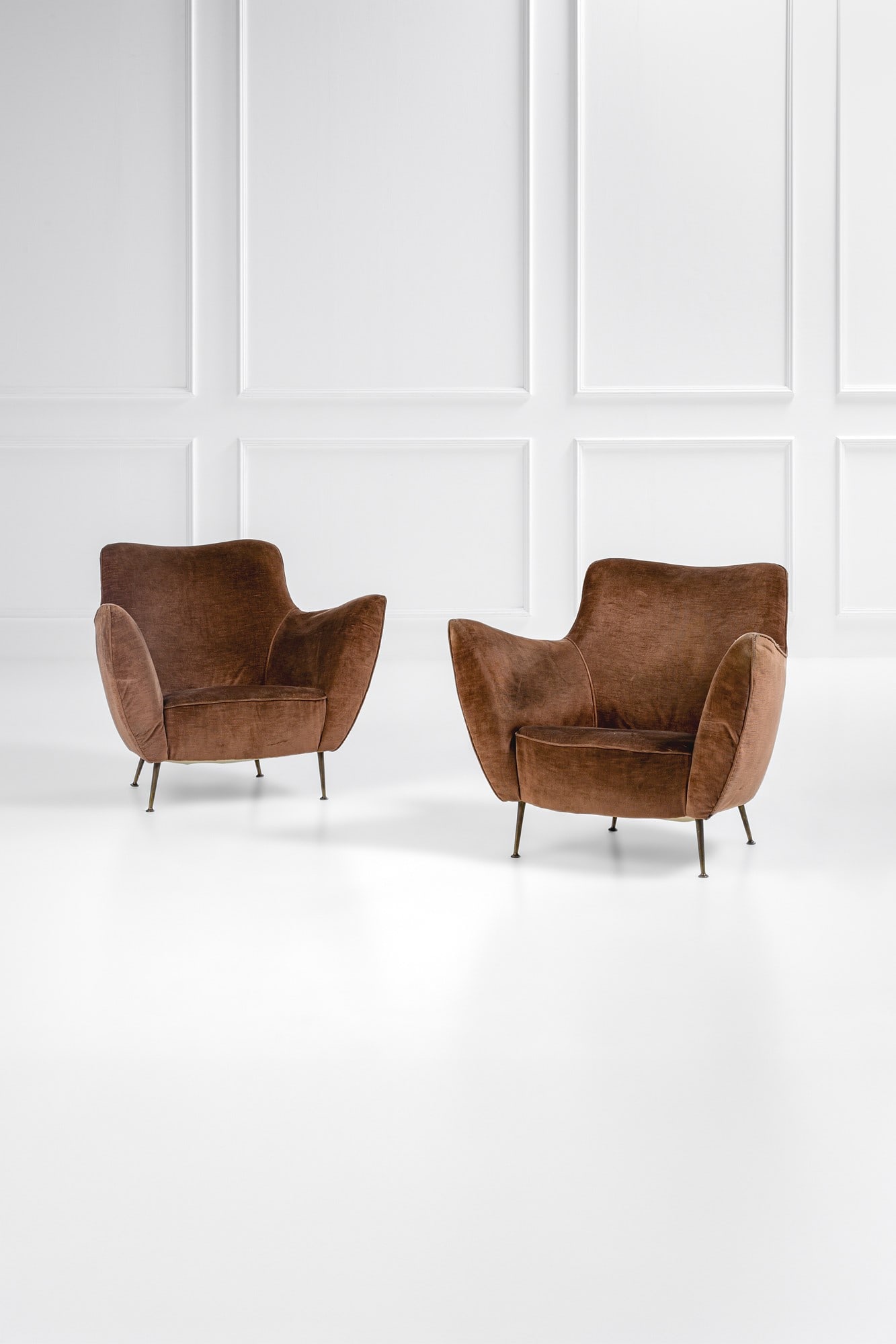 Guglielmo Veronesi (attr.). Due poltrone: Due poltrone Fusione di ottone, tessuto. Prod. ISA, 1950 ca. cm 76x86x74