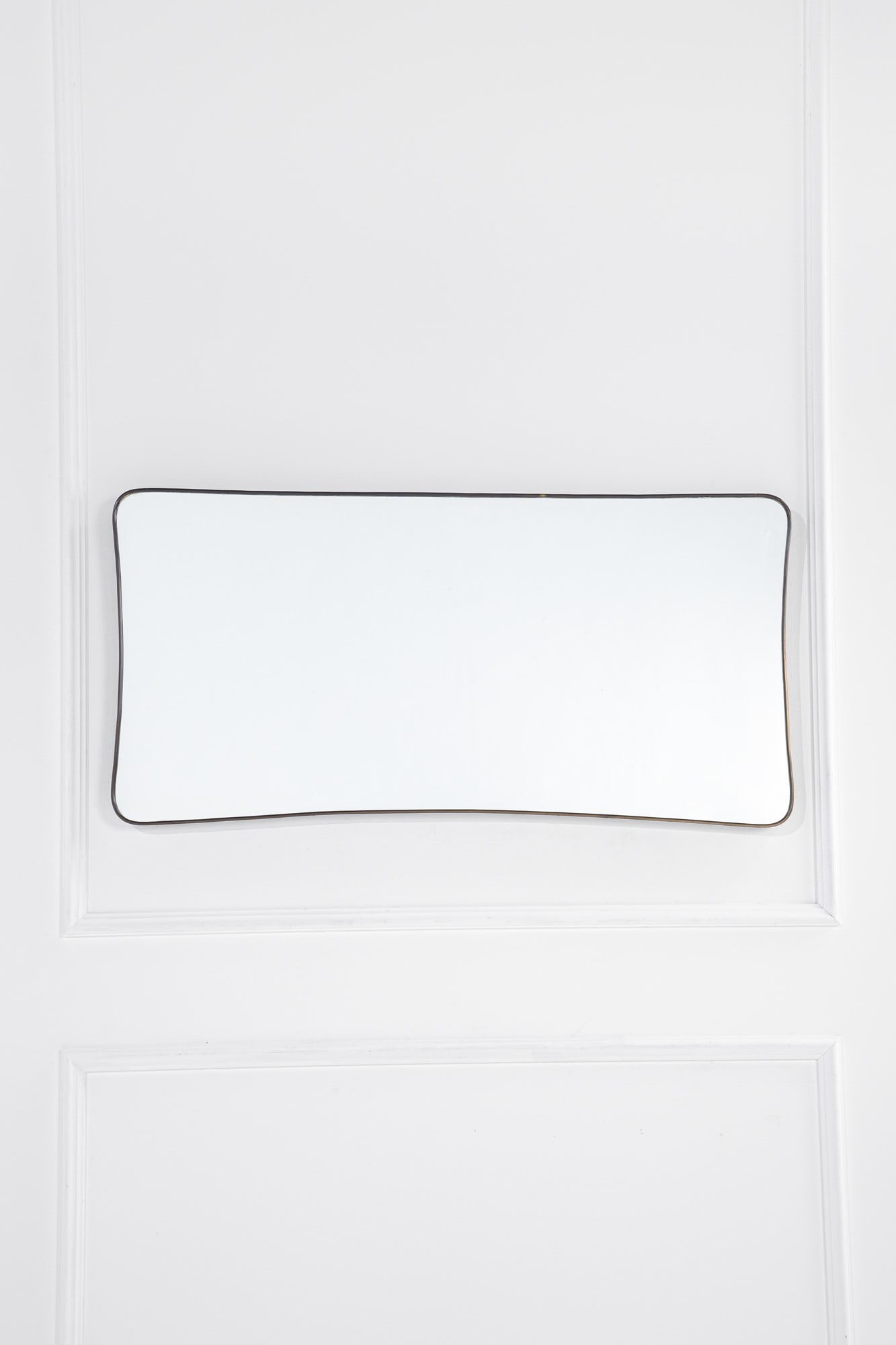 Grande specchiera: Grande specchiera Ottone dorato, vetro specchiato. 1950 ca. cm 60x122x4