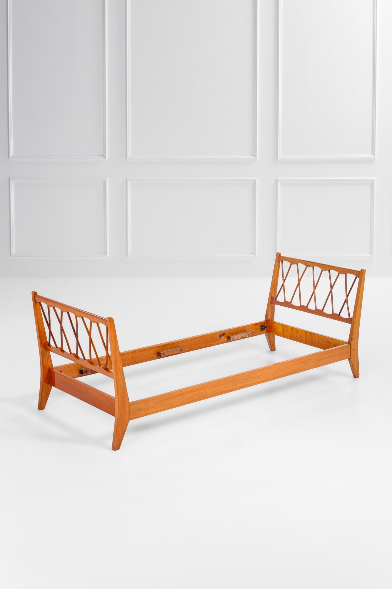 Day bed: Day bedLegno massello sagomato.1950 ca.cm 76x86x217, misura interna cm 25x81x191