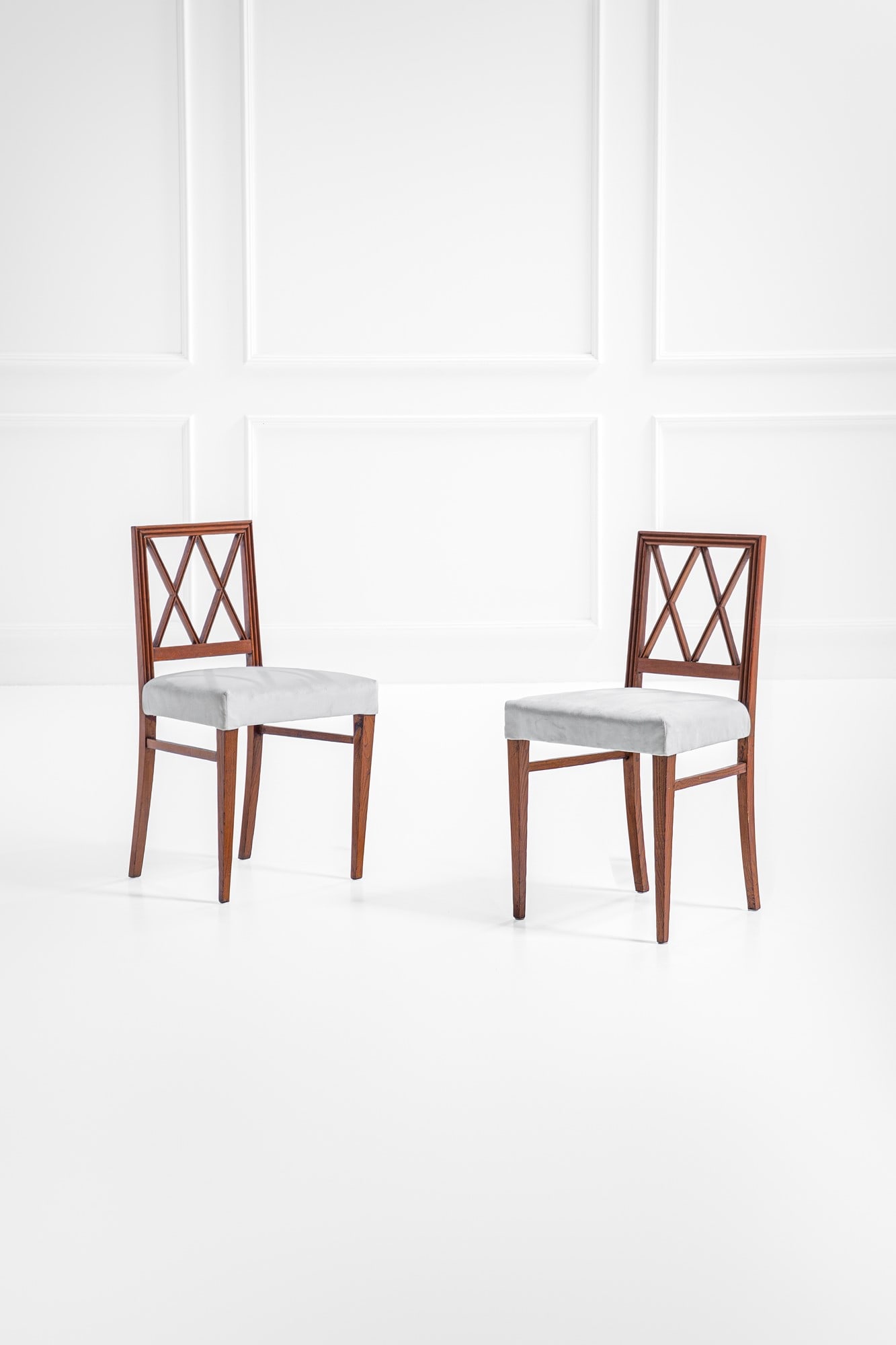 Osvaldo Borsani (attr.). Due sedie: Due sedie Legno massello, tessuto. 1950 ca. cm 88x48x43