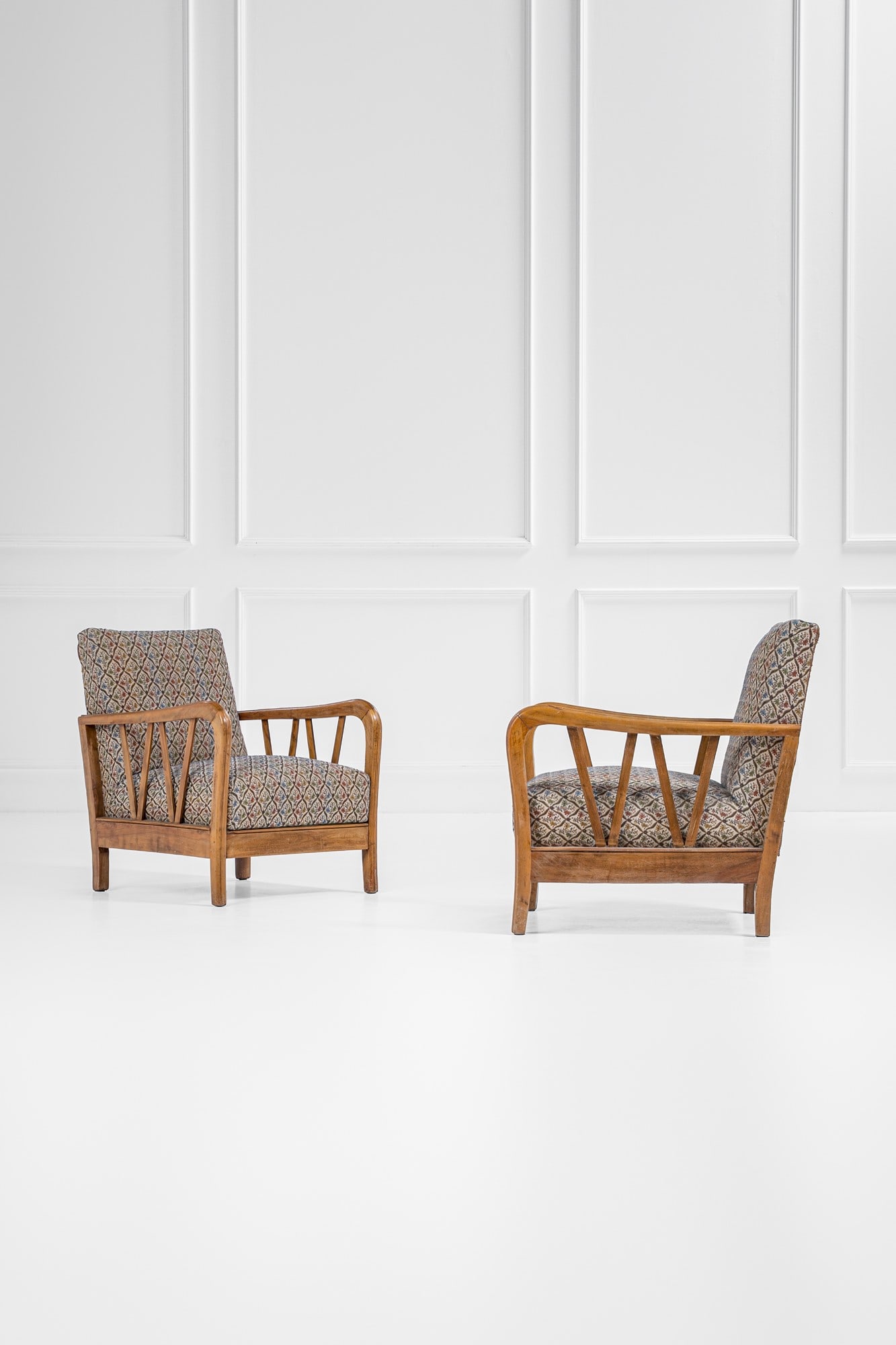 Paolo Buffa, nel gusto di. Due poltrone: Due poltrone Legno massello sagomato, tessuto. 1950 ca. cm 80x60x74