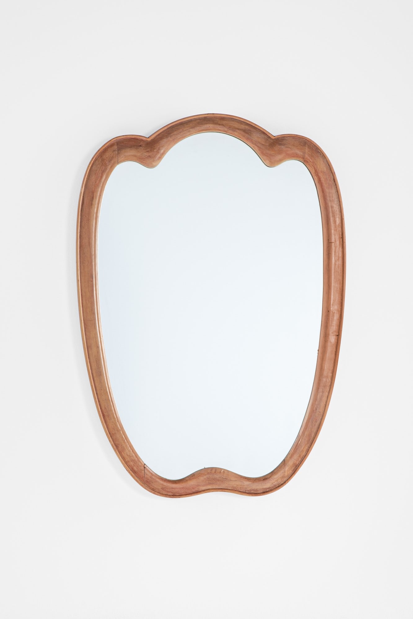 Osvaldo Borsani (attr.). Specchiera: Specchiera Legno massello sagomato e curvato, vetro specchiato. 1950 ca. cm 75x52x3