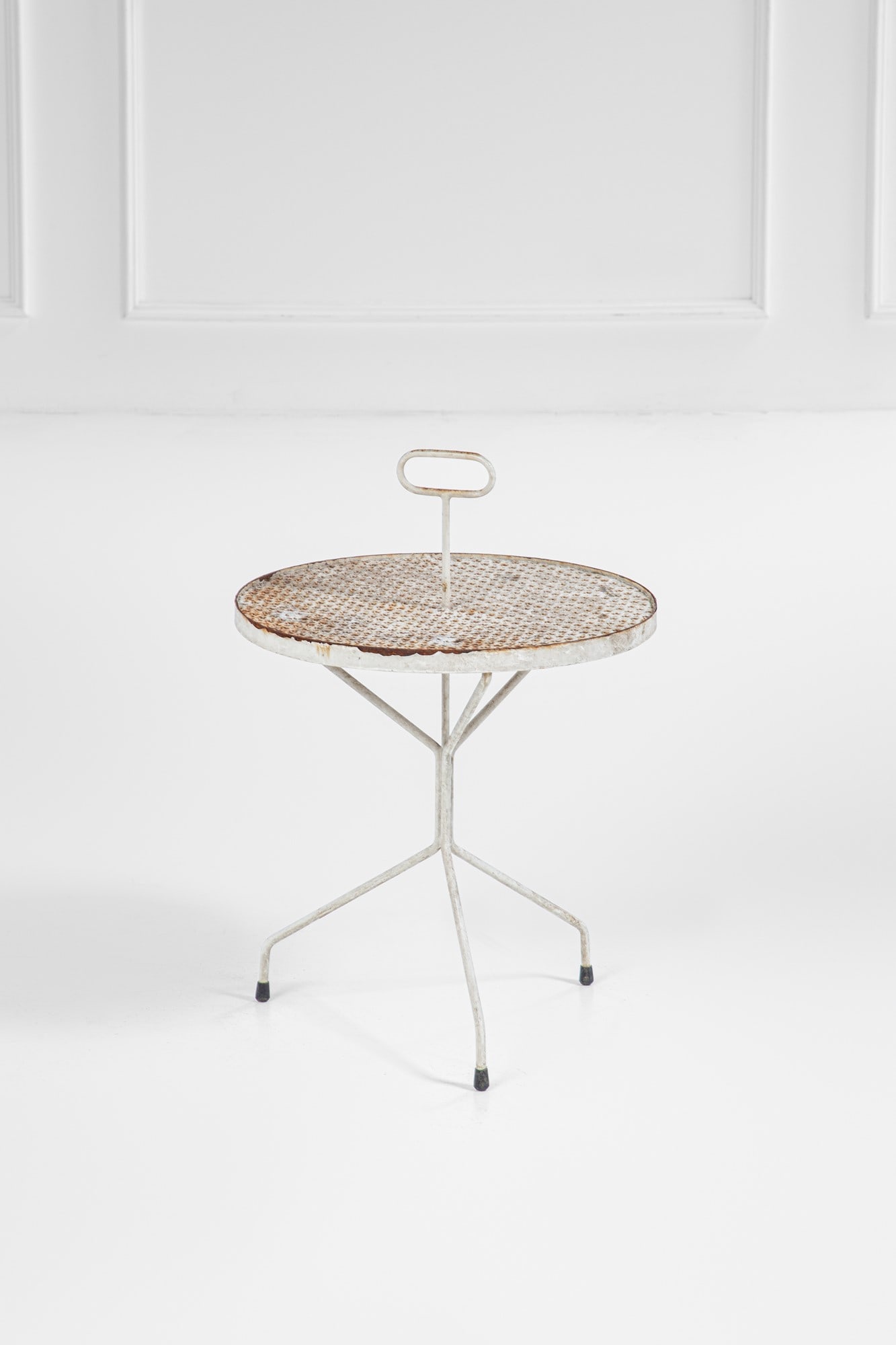 Casa e Giardino (attr.). Guéridon con maniglia da giardino: Guéridon con maniglia da giardino Ferro sagomato verniciato. 1950 ca. h cm 66, diam. cm 46