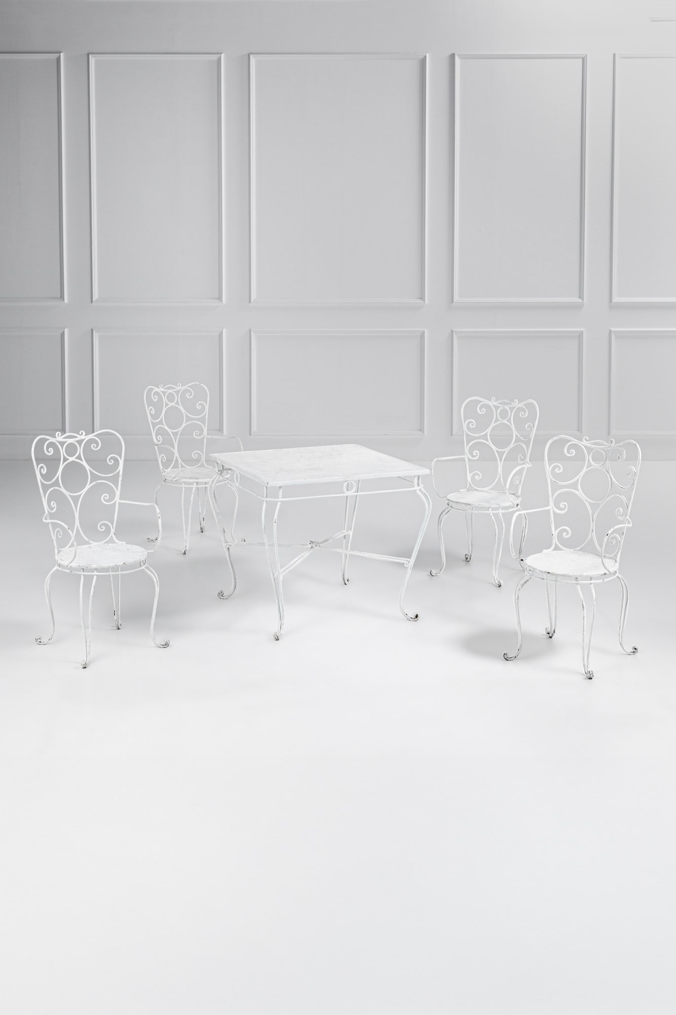 Lio Carminati. Set da giardino composto da tavolo e quattro sedie con braccioli (1 of 5)