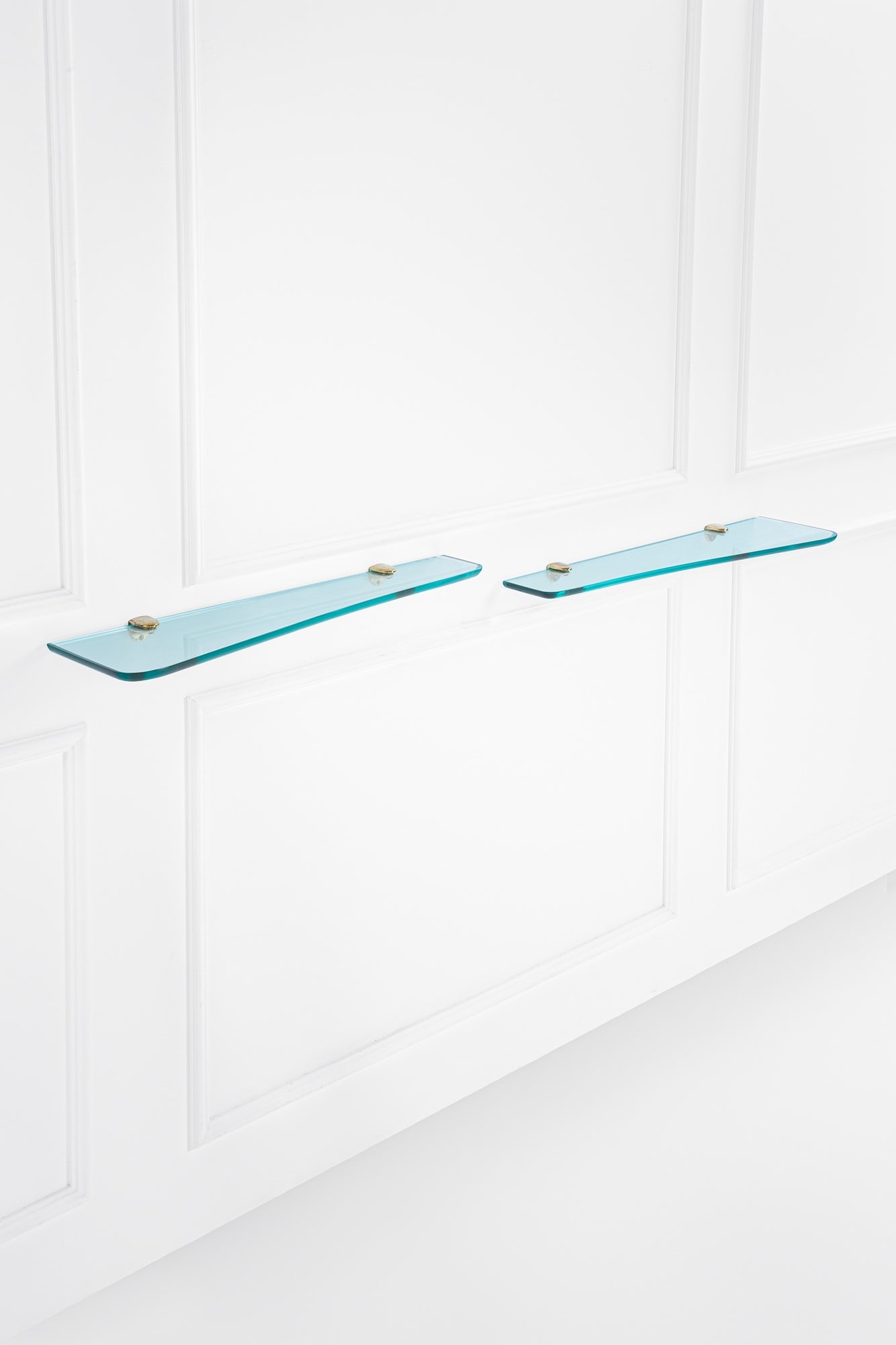 Fontana Arte (attr.). Due mensole: Due mensole Cristallo molato di forte spessore, ottone. 1950 ca. cm 3x90x26