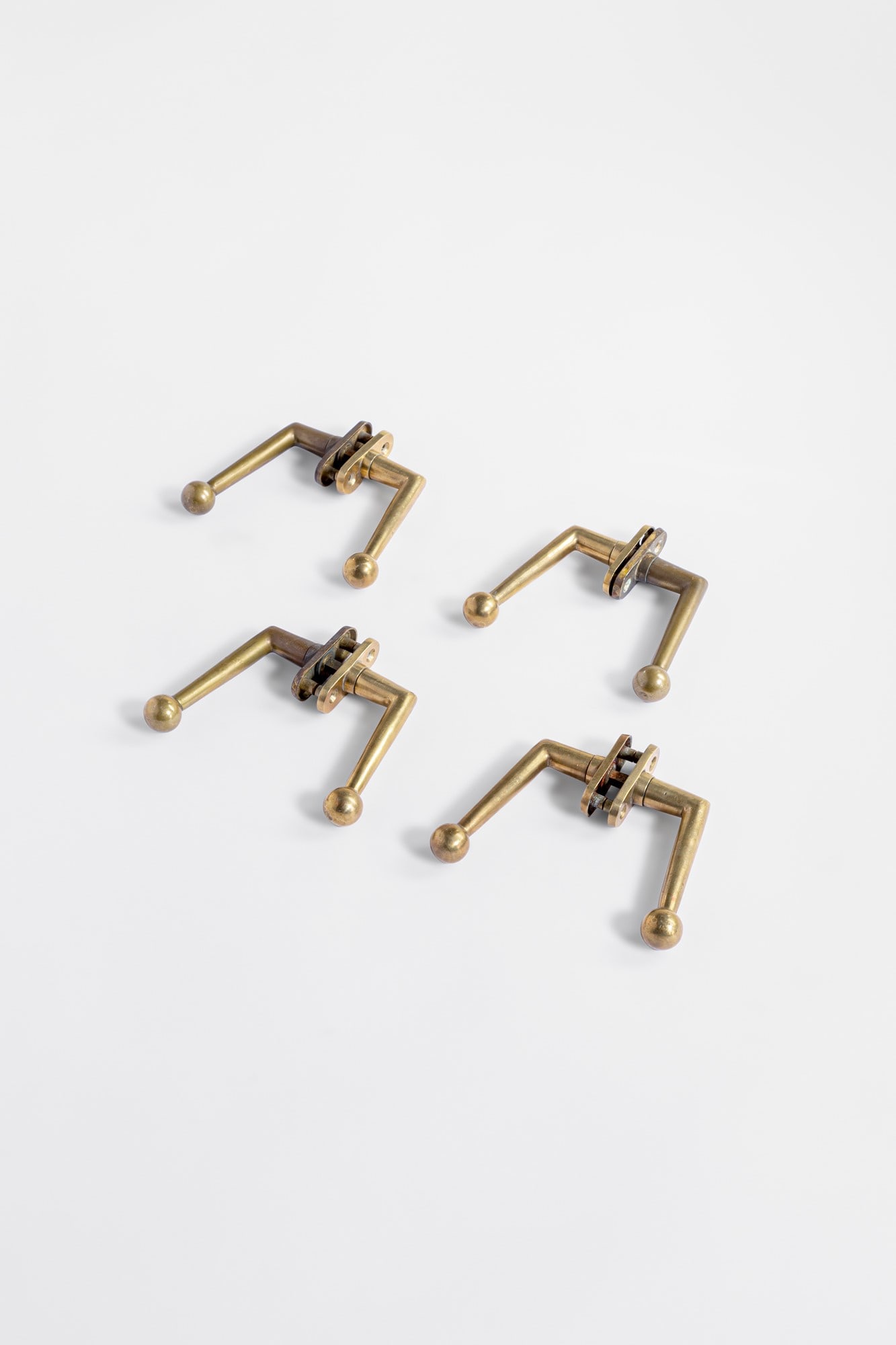 Quattro coppie di maniglie: Quattro coppie di maniglieFusione di ottone.1950 ca.Marchio Italy GBT.cm 7x15x11