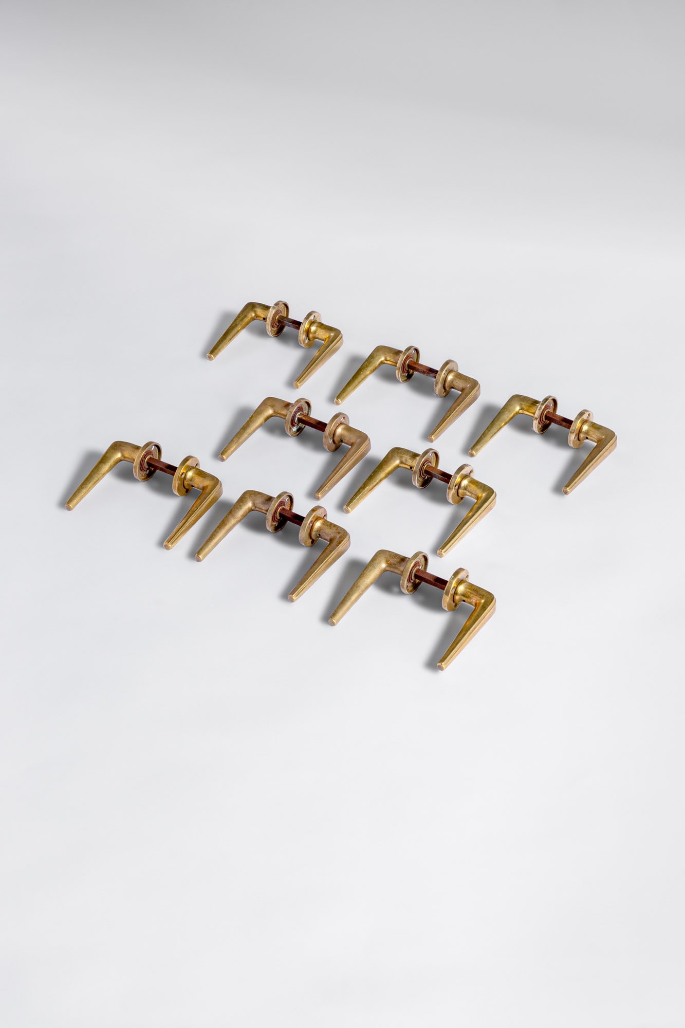 Otto coppie di maniglie: Otto coppie di maniglieFusione di ottone.1950 ca.Marchio Italy BAL.cm 4x14x12