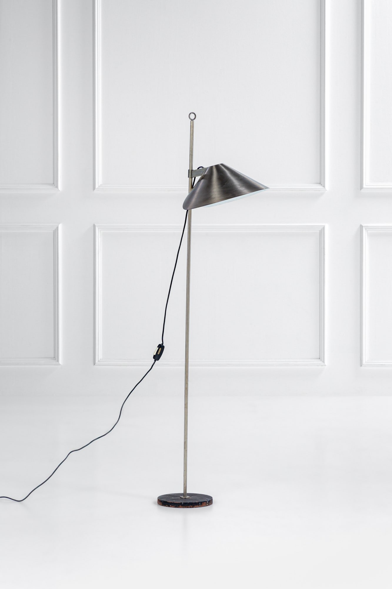 Lampada da terra: Lampada da terraMetallo nichelato, marmo.Diffusore posizionabile ad altezza diversa.1960 ca.cm 144x40x32