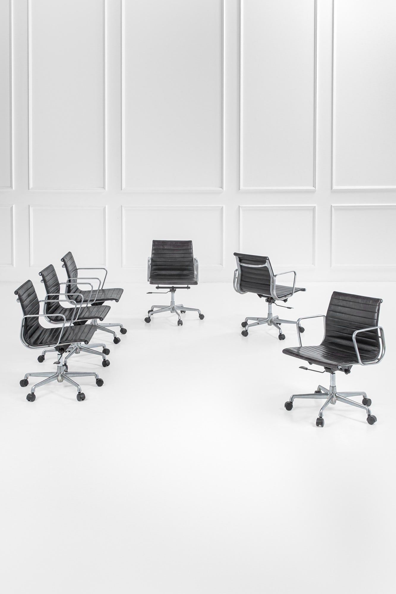 Charles Eames. Sei poltroncine su ruote della serie Aluminium: Sei poltroncine su ruote della serie Aluminium GroupAlluminio, tessuto.Prod. ICF, 1960 ca.Etichetta del produttore.cm 85x55x62