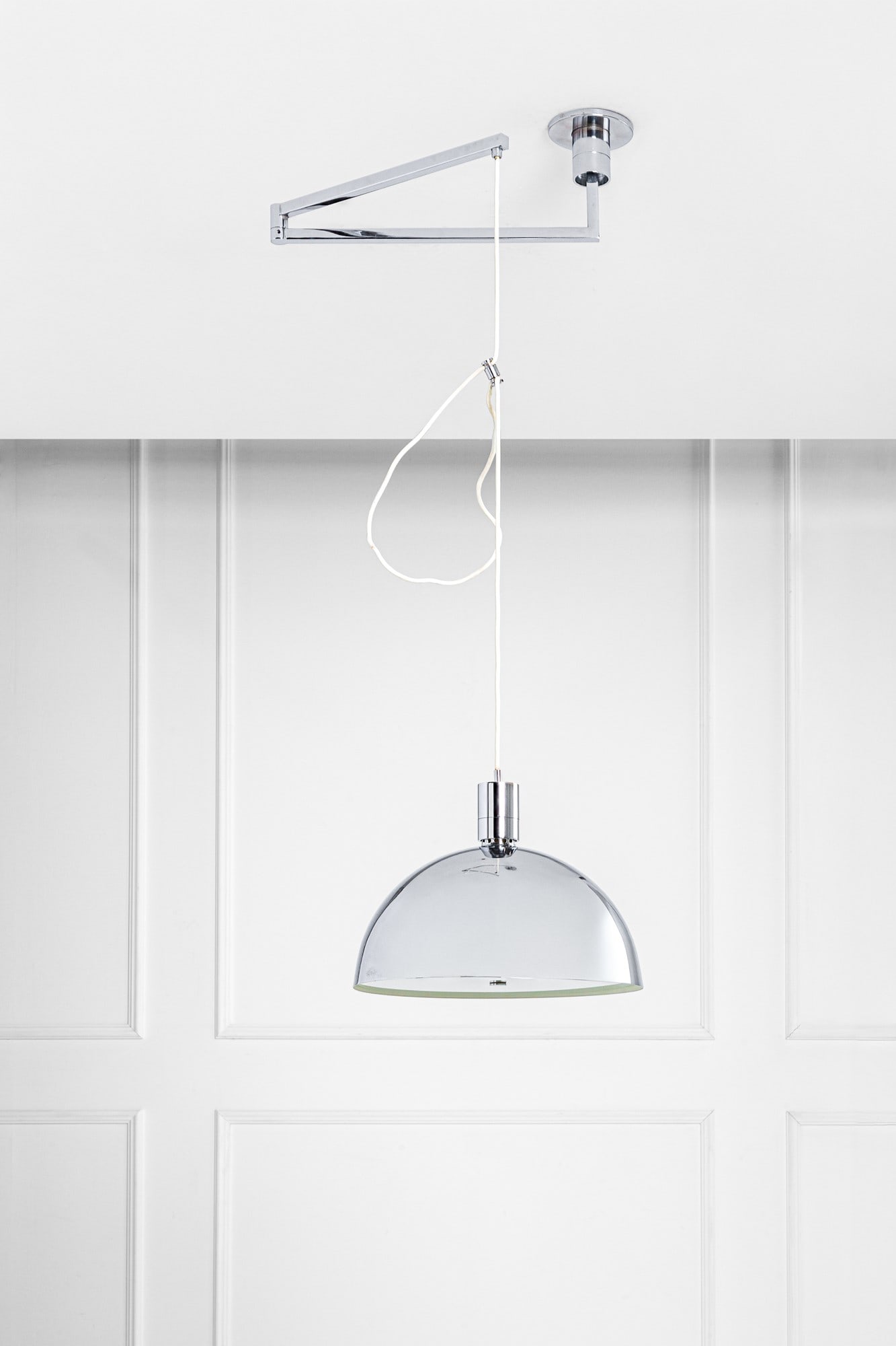 Franco Albini, Franca Helg, Antonio Piva. Lampada da soffitto articolata serie AM/AS: Lampada da soffitto articolata serie AM/ASMetallo cromato e smaltato.Prod. Sirrah, 1969 ca.h variabile, diam. 45; braccio articolato lungh. min cm 56 max cm 107BIBLIOGRAFIA: G. Gramigna, Repertorio