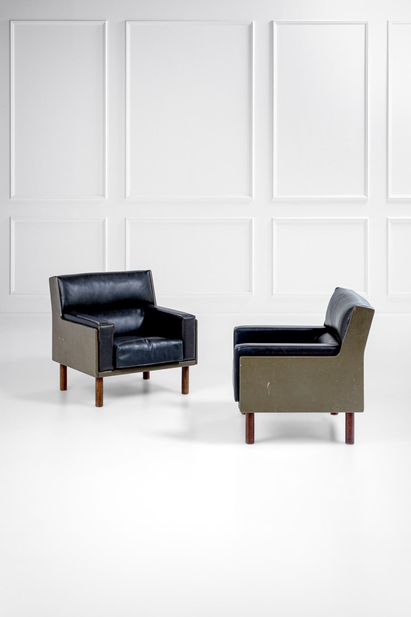 Anonima Castelli. Due poltrone: Due poltroneLegno laccato, legno naturale, pelle.Prod. Anonima Castelli, 1960 ca.Etichetta del produttore.cm 80x79x72