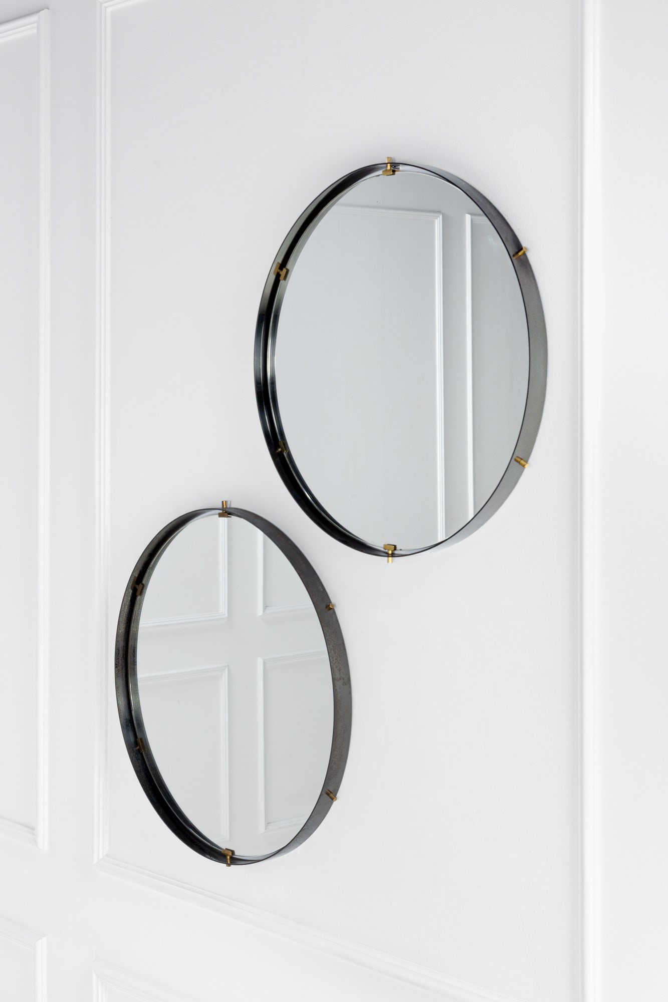 Santambrogio & De Berti. Due specchi da parete: Due specchi da pareteMetallo, ottone, vetro specchiato.Prod. Santambrogio & Deberti, 1960 ca.diam. cm 73 cm, prof. cm 5