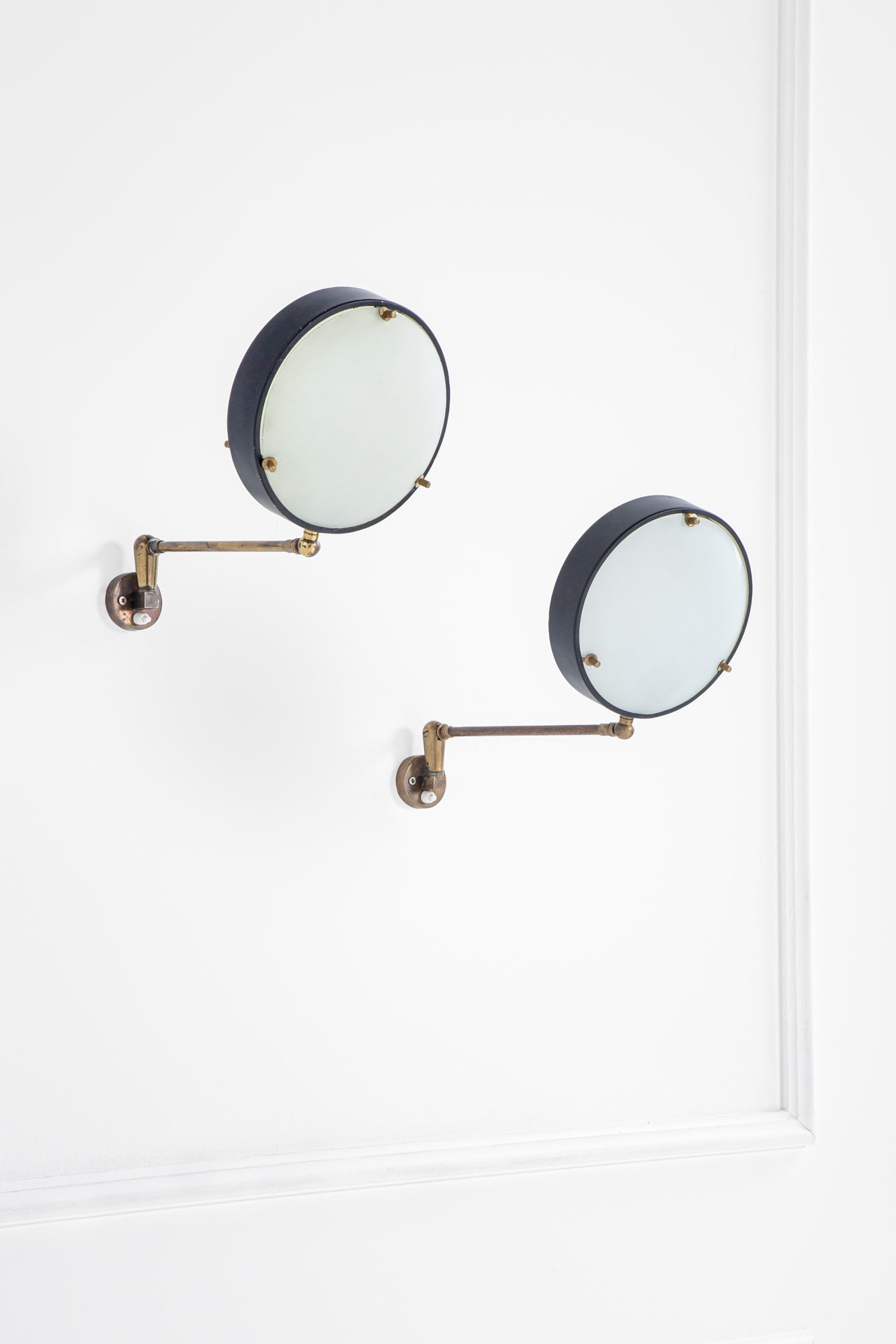 G.C.M.E.. Due lampade da parete: Due lampade da pareteMetallo verniciato, vetro satinato, ottone.Prod. GCME, 1960 ca.lung. braccio cm 30, diam. riflettore cm 20