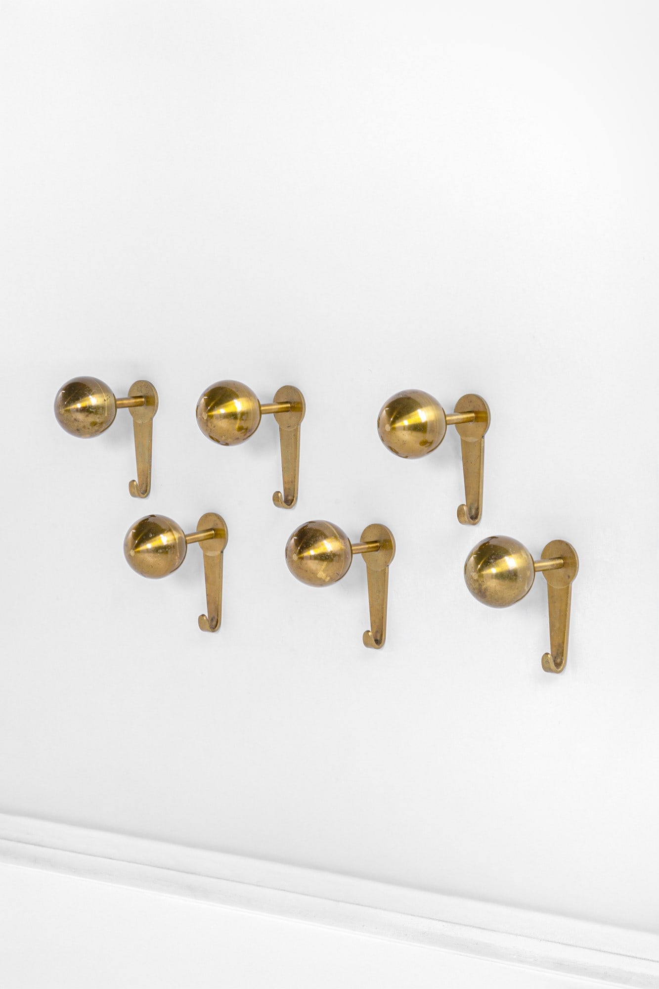 Sei appendiabiti da parete: Sei appendiabiti da pareteOttone dorato.1960 ca.cm 12x6x11