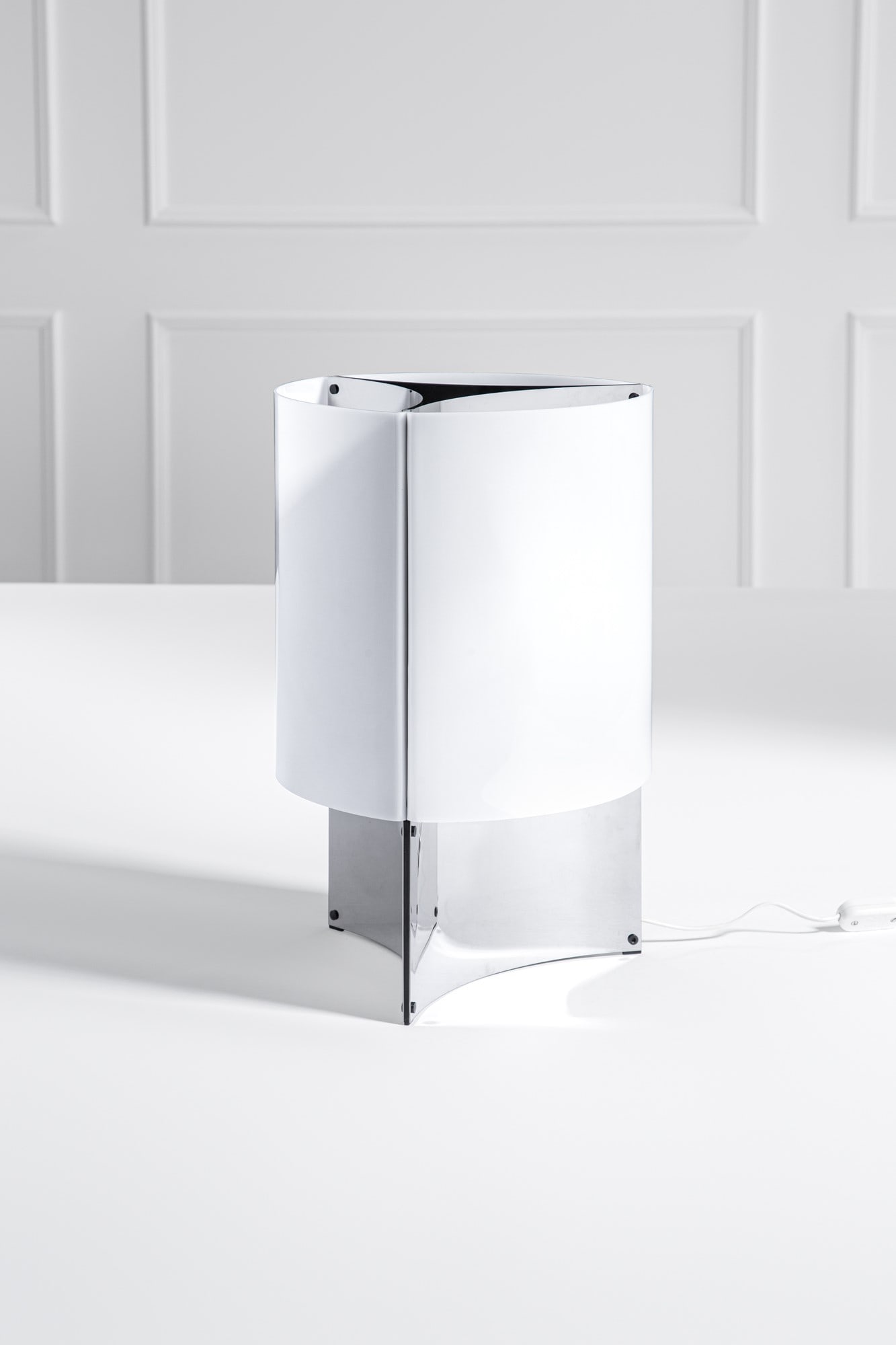 Massimo Vignelli. Lampada da tavolo mod. 526: Lampada da tavolo mod. 526 Metallo sagomato, metacrilato opalino. Prod. Arteluce 1965 ca. h cm 42, diam. cm 29 BIBLIOGRAFIA: G. Gramigna, Repertorio del design italiano per l'arredamento domestico, 19