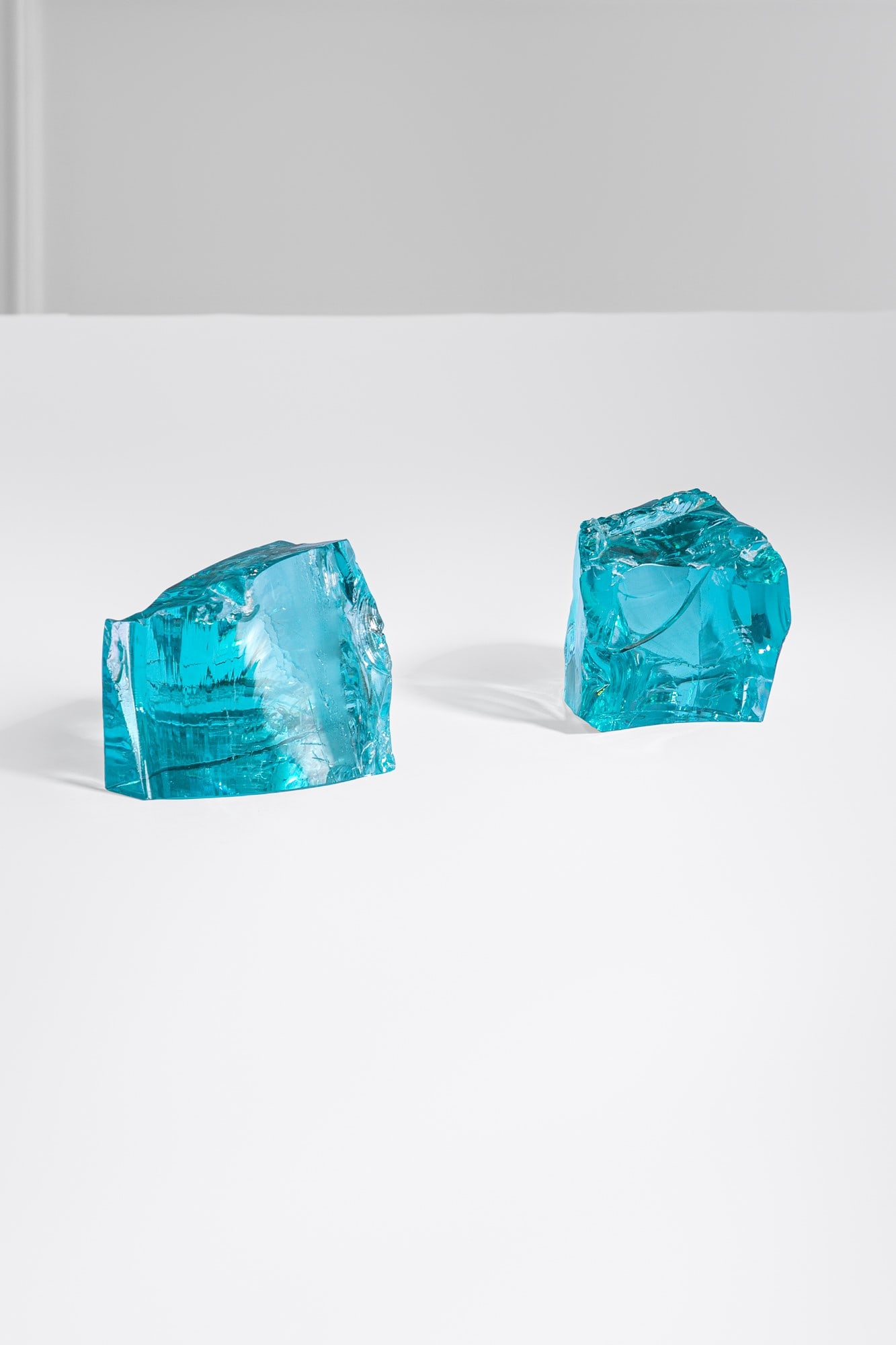 Fontana Arte. Due fermalibri mod. 1977: Due fermalibri mod. 1977 Due blocchi di cristallo scalpellato sagomato e molato. Prod. Fontana Arte, anni '60 cm 10x13x9, cm 10x16x11 BIBLIOGRAFIA: Quadermi di Fontana Arte n. 3, p. 51.