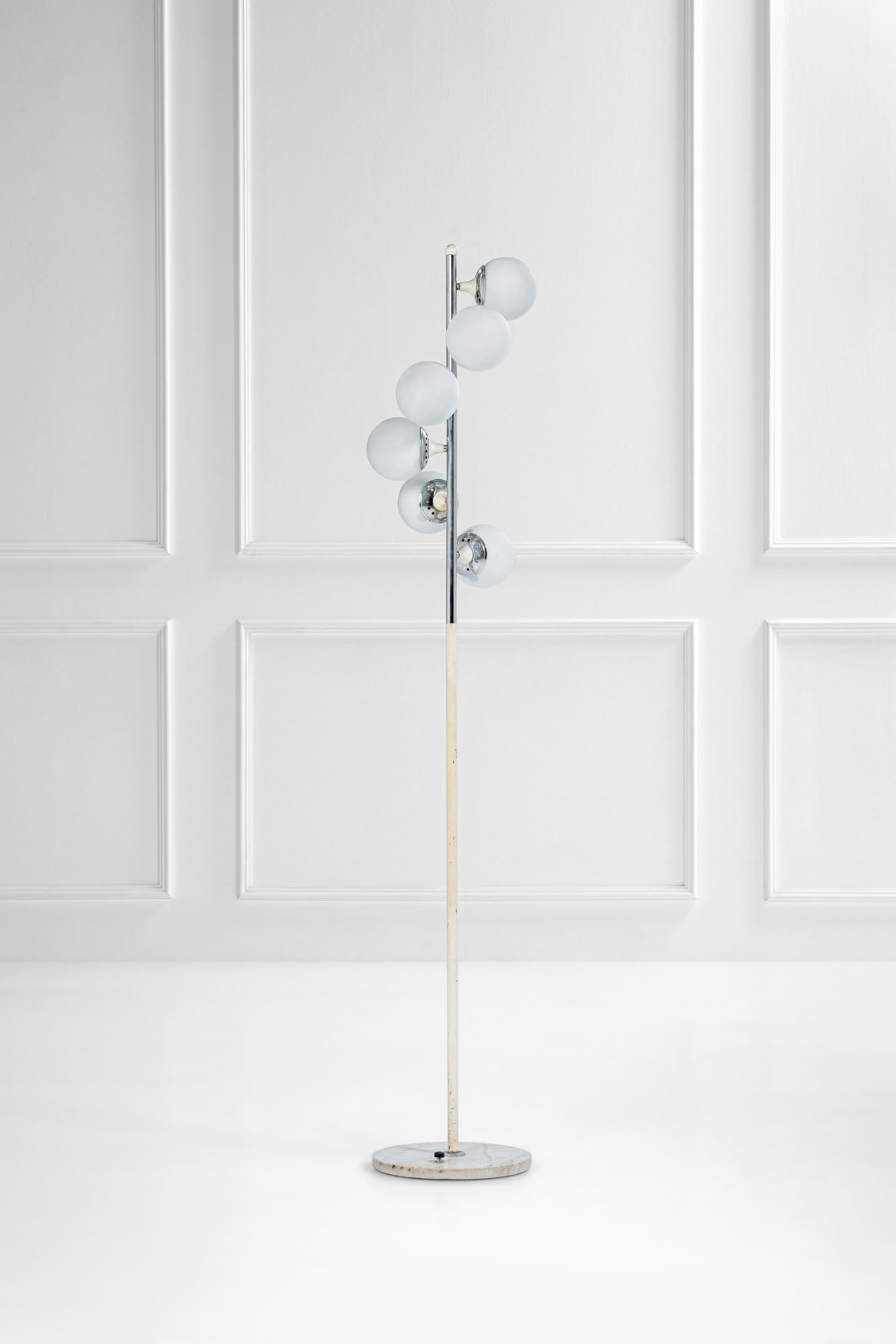 Stilnovo (attr.). Lampada da terra: Lampada da terra Metallo verniciato, metallo cromato, vetro opalino satinato, marmo. 1950 ca. h cm 174, diam. cm 30