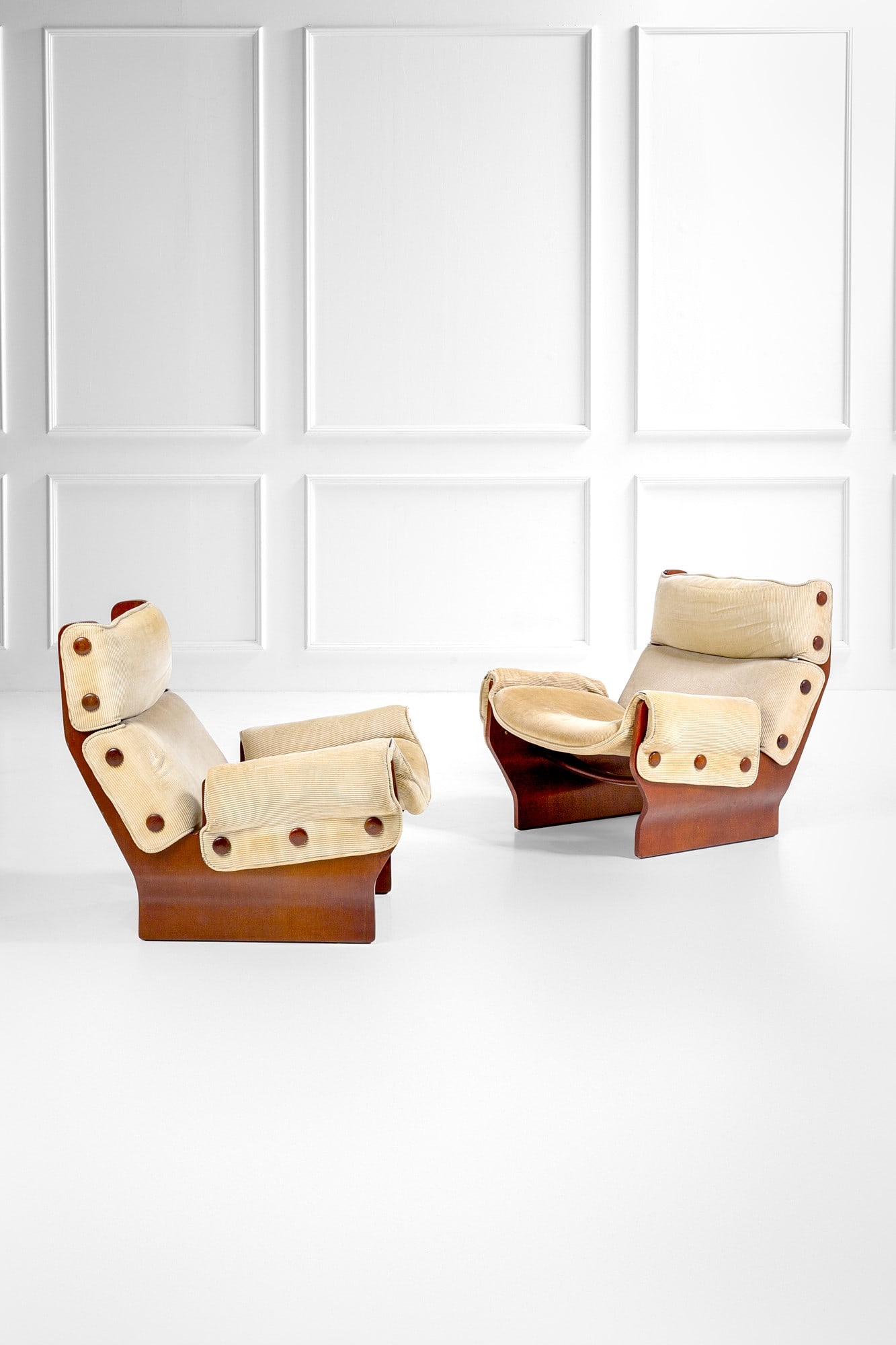 Osvaldo Borsani. Due poltrone mod. Canada (1 of 5)