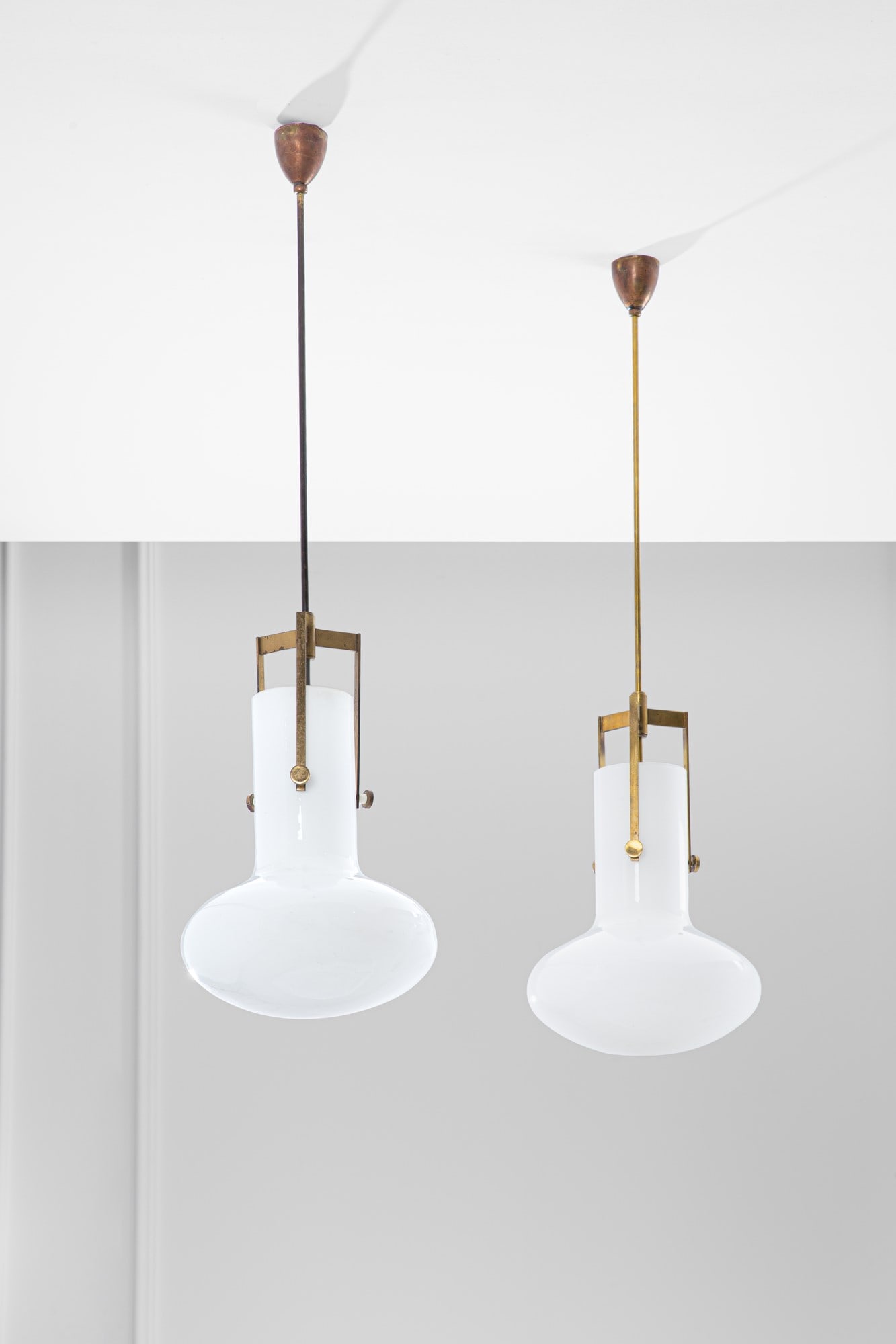 Ignazio Gardella. Due lampade a sospensione: Due lampade a sospensione Ottone, vetro opalino. Prod. Azucena, 1950 ca h cm 97, diam. cm 25