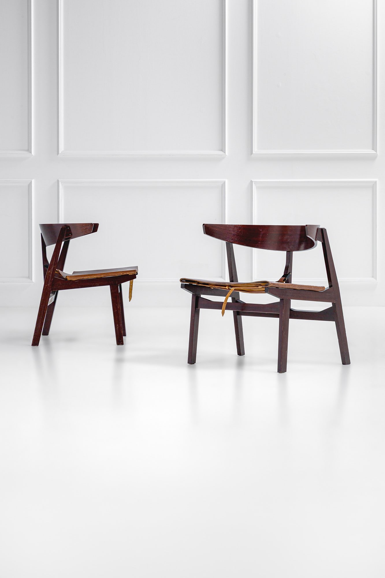 Giuseppe Zammerini. Due poltrone: Due poltrone Legno massello, legno curvato, cuoio. Prod. MIM, 1960 ca. cm 70x64x54 BIBLIOGRAFIA: Domus, n. 377, aprile 1961, rassegna Domus.