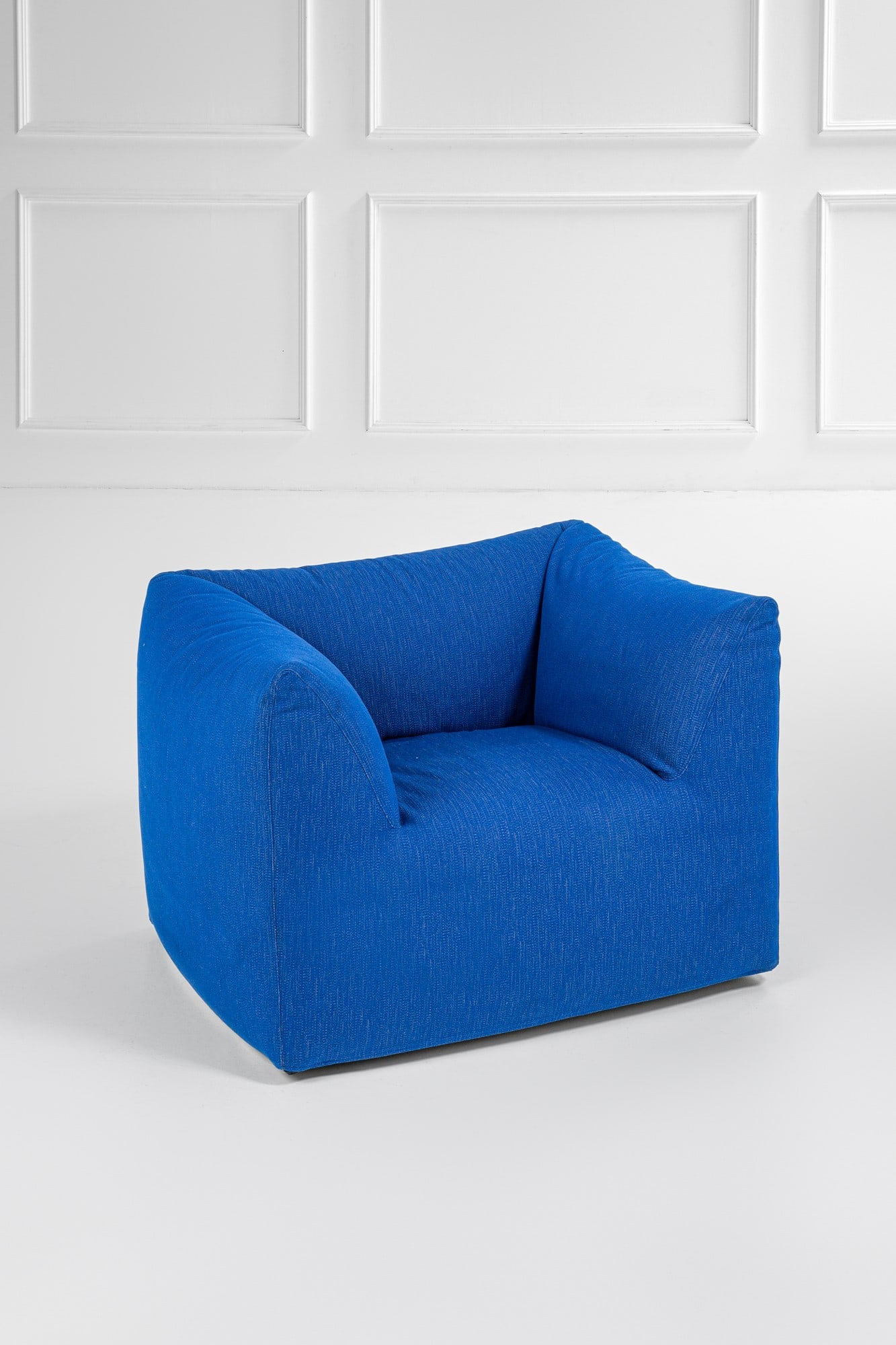 Mario Bellini. Poltrona mod. Le Bambole: Poltrona mod. Le BambolePoliuretano espanso, tessuto.Prod. B&B Italia, 1990 ca.Etichetta del produttore.cm 75x115x85BIBLIOGRAFIA: Giuliana Gramigna, Repertorio del design italiano per l'arredamento