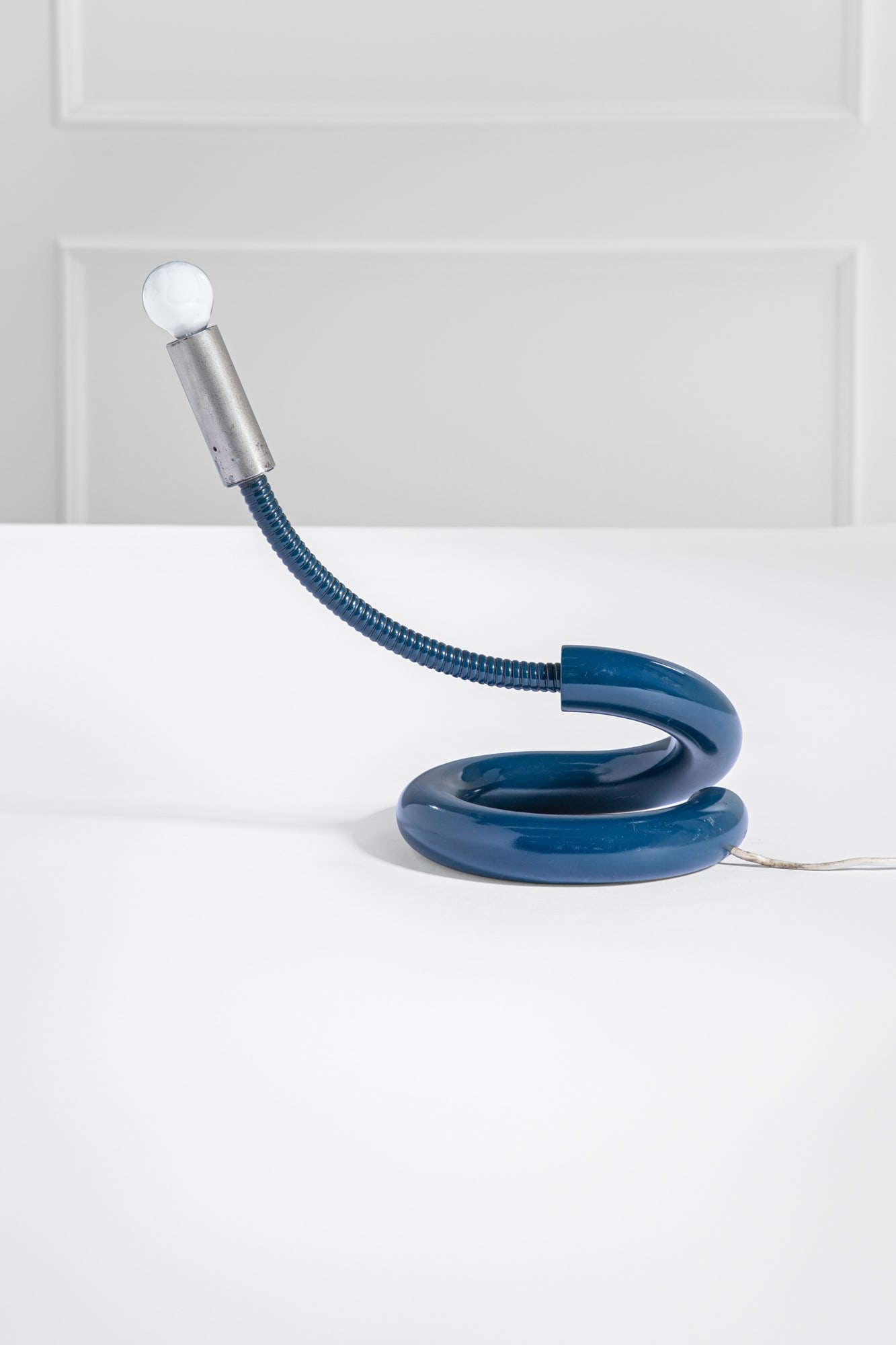 Pia Guidetti Crippa. Lampada da tavolo orientabile mod. 993: Lampada da tavolo orientabile mod. 993Metallo verniciato.Prod. Lumi, 1970.cm 35x47x23BIBLIOGRAFIA: Giuliana Gramigna, Repertorio del design italiano per l'arredamento domestico. 1950-2000, Allemandi,