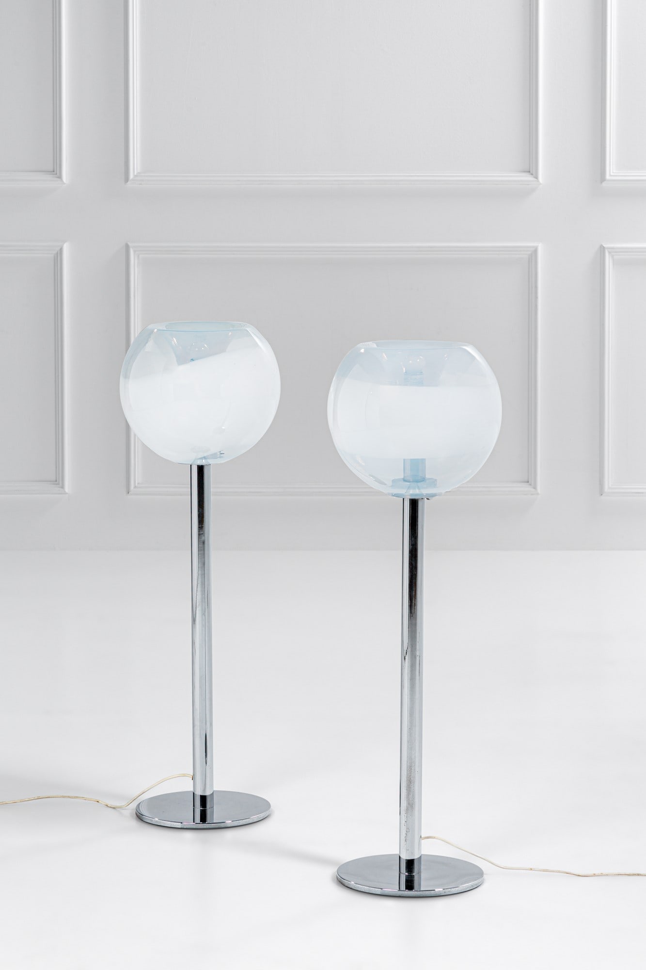 A.V. Mazzega. Due lampade da terra telescopiche: Due lampade da terra telescopiche Metallo cromato, vetro trasparente iridato con fascia di colore lattimo. Prod. A.V. Mazzega, 1970 ca. h variabile cm 107-170, diam. cm 32