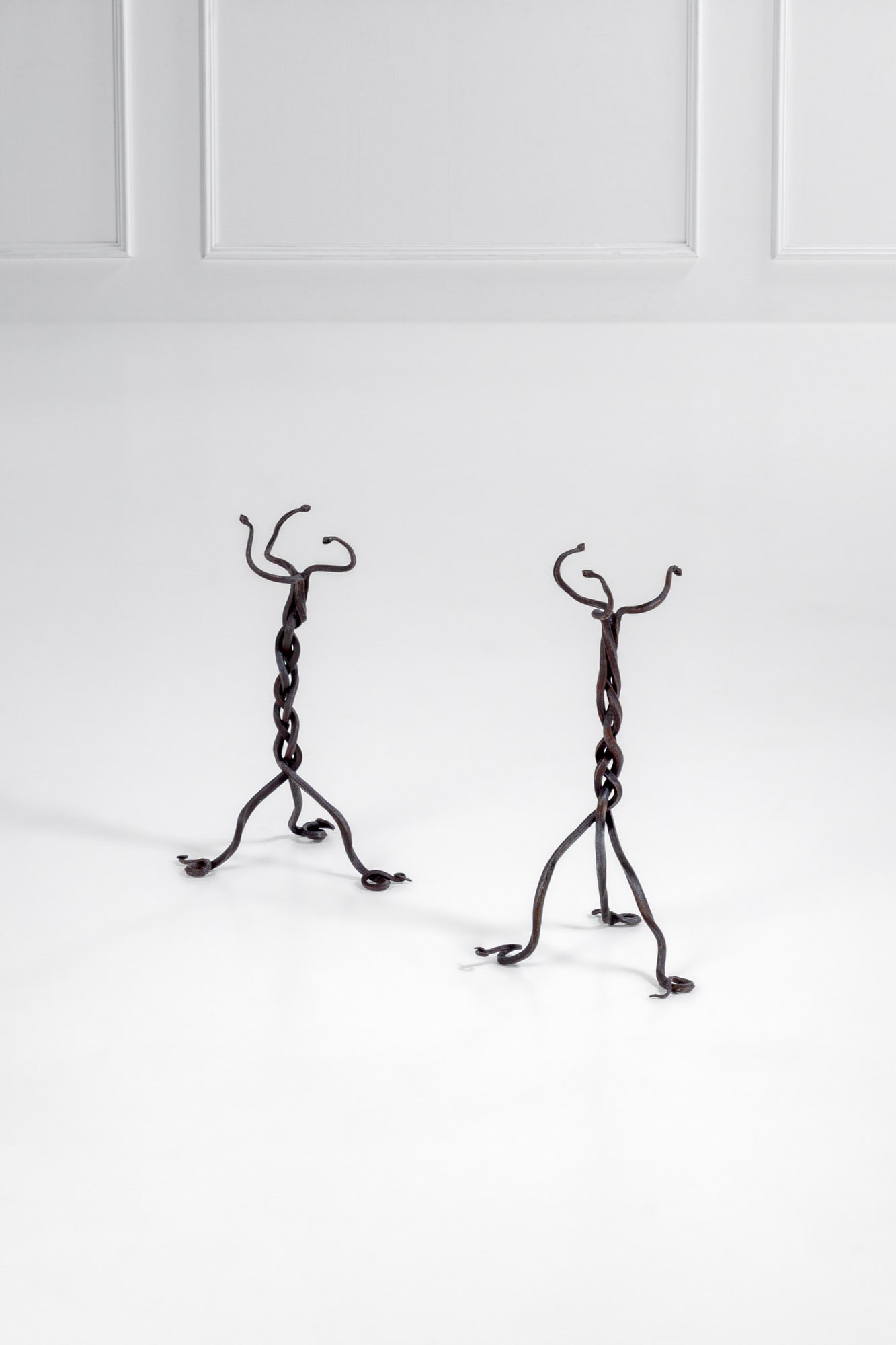 Due sostegni reggivaso: Due sostegni reggivasoFerro battuto e forgiato a guisa di serpenti.1940 ca.cm 62x35x32