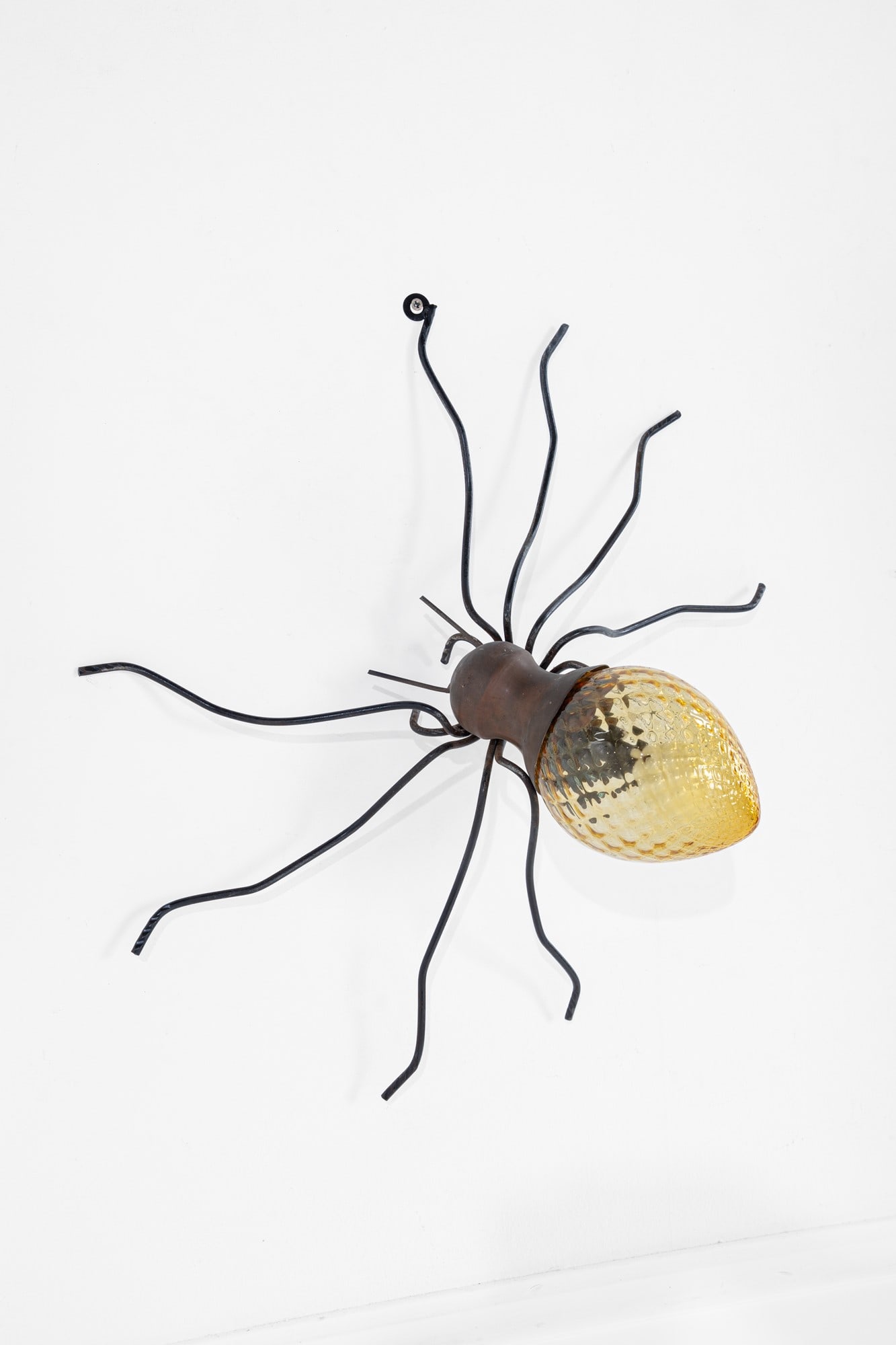 Rossini Illuminazione. Lampada da parete a guisa di ragno: Lampada da parete a guisa di ragnoVetro stampato, tondino di ferro, rame.Prod. Rossini Illuminazione, 1960 ca.cm 43x50x24