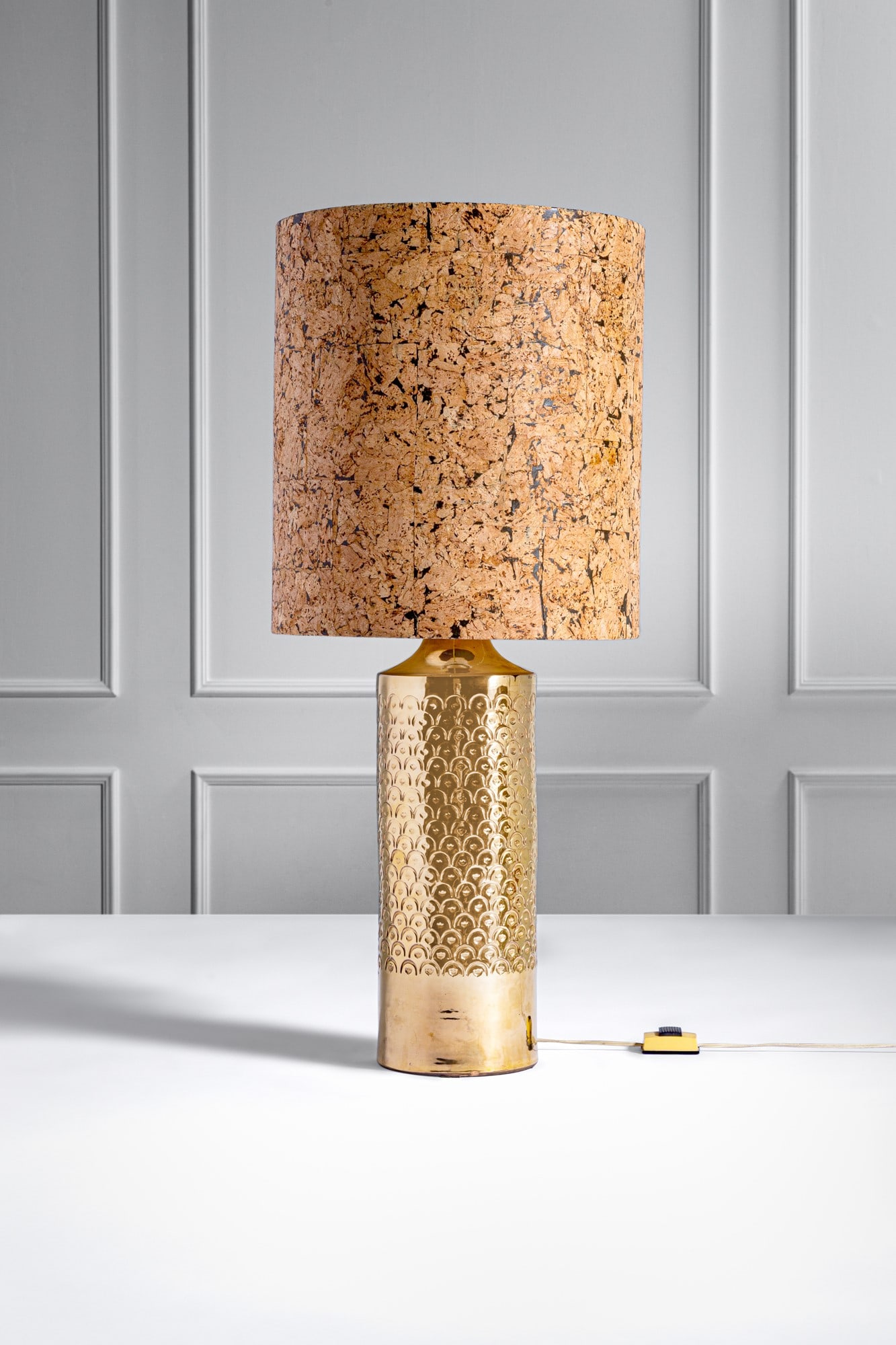 Aldo Londi. Lampada da tavolo: Lampada da tavolo Ceramica smaltata oro, sughero. Prod. Bitossi, 1960 ca. h cm 103, diam. cm 45