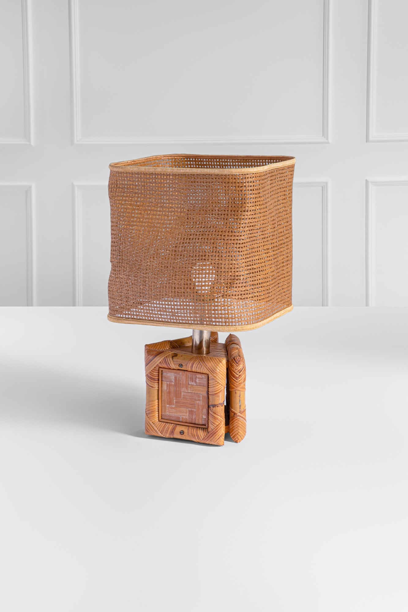 Lampada da tavolo: Lampada da tavolo Bamboo, midollino, corda, metallo cromato. 1970 ca. cm 67x38x34