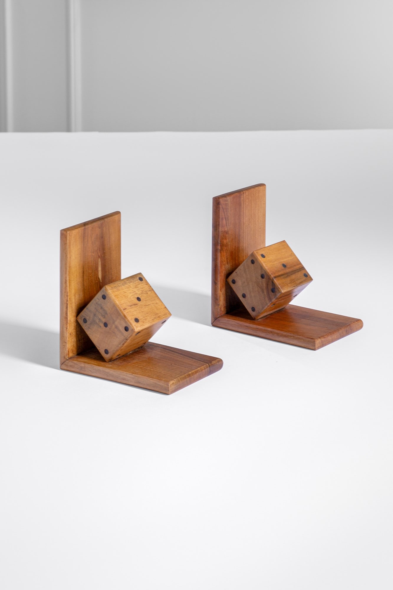 Due fermalibri decò: Due fermalibriLegno massello di varie essenze.1940 ca.cm 17x17x10